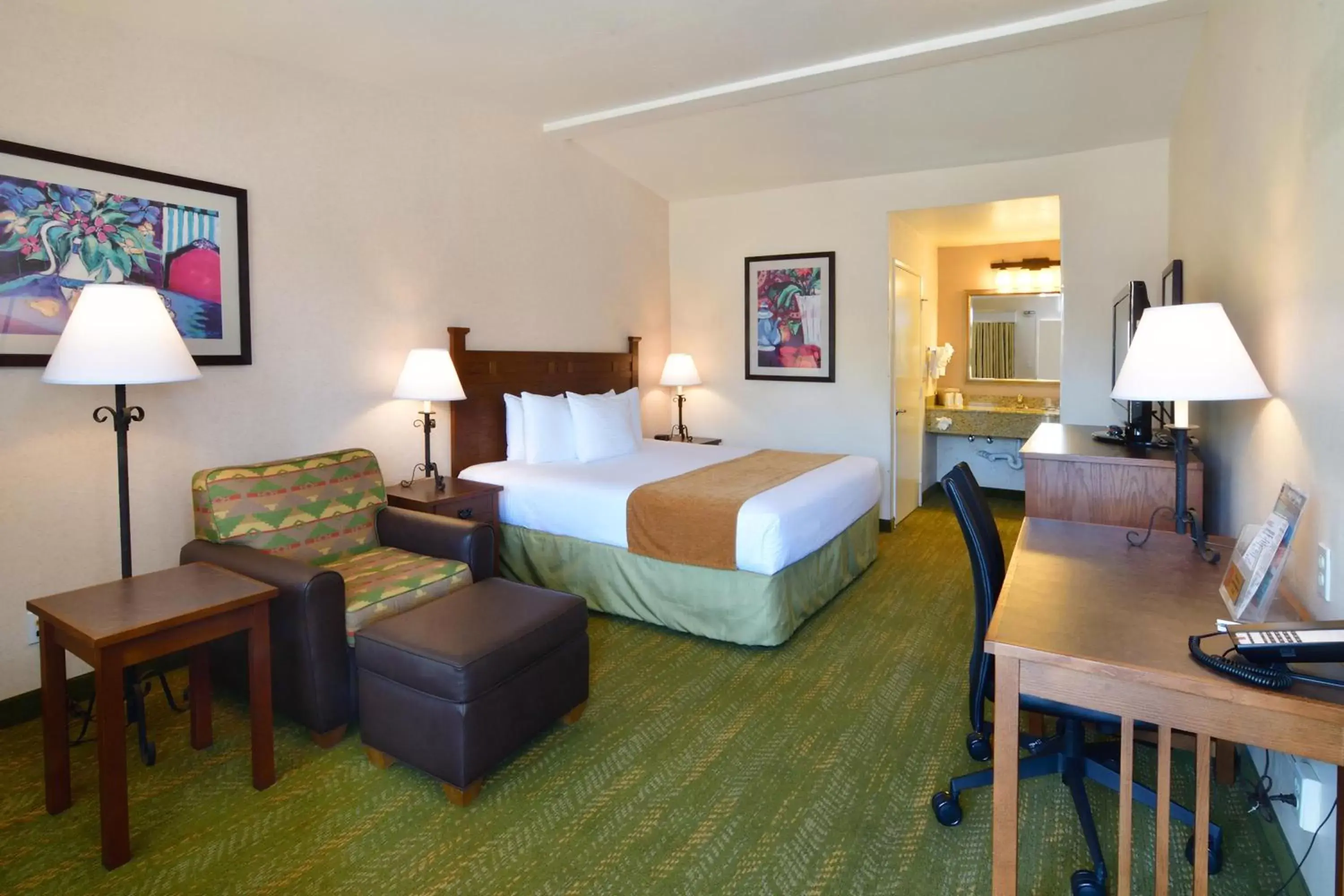 Photo of the whole room, Bed in Lamplighter Inn & Suites at SDSU