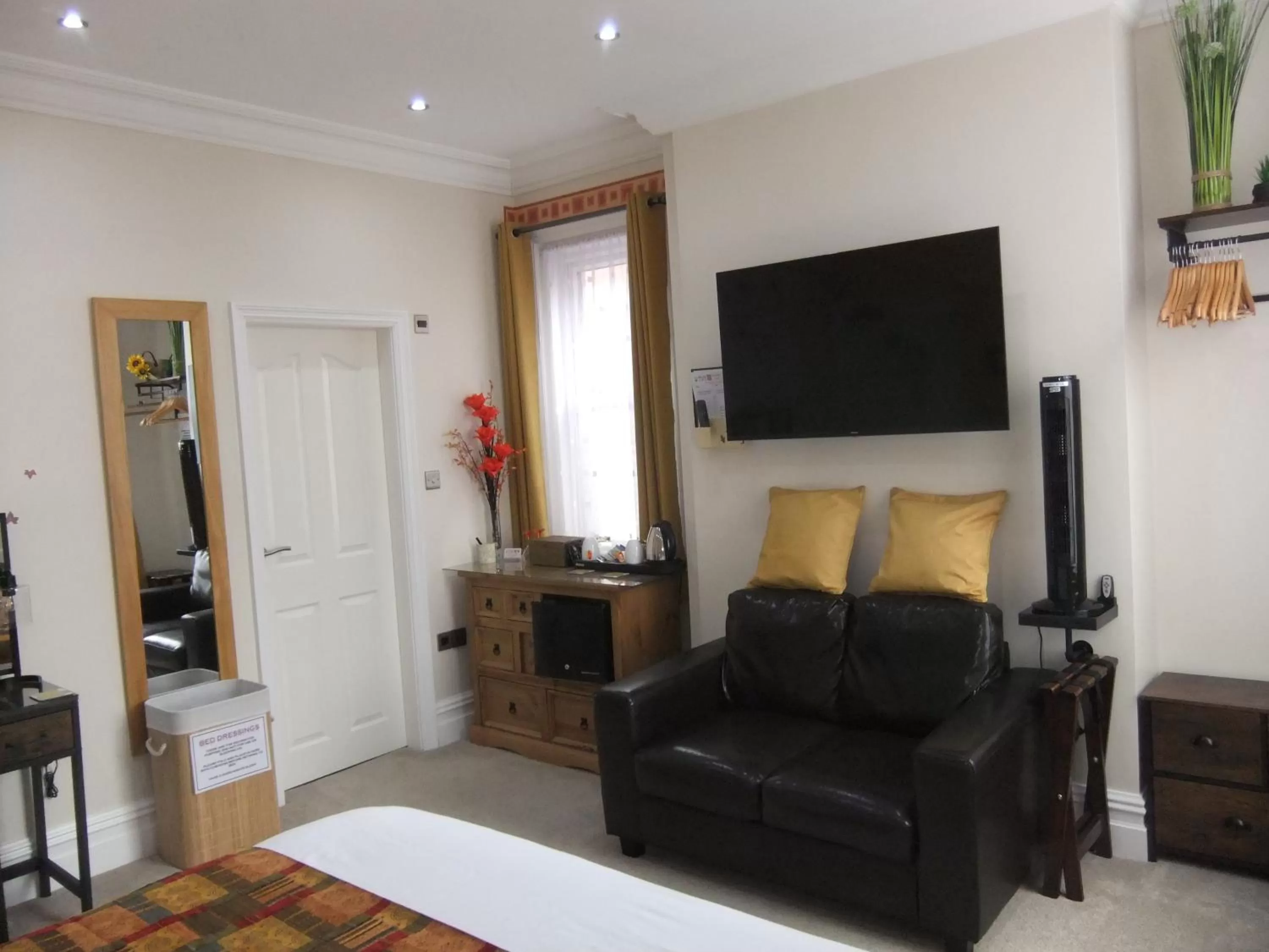 Photo of the whole room, Seating Area in FourRooms - Couples Only