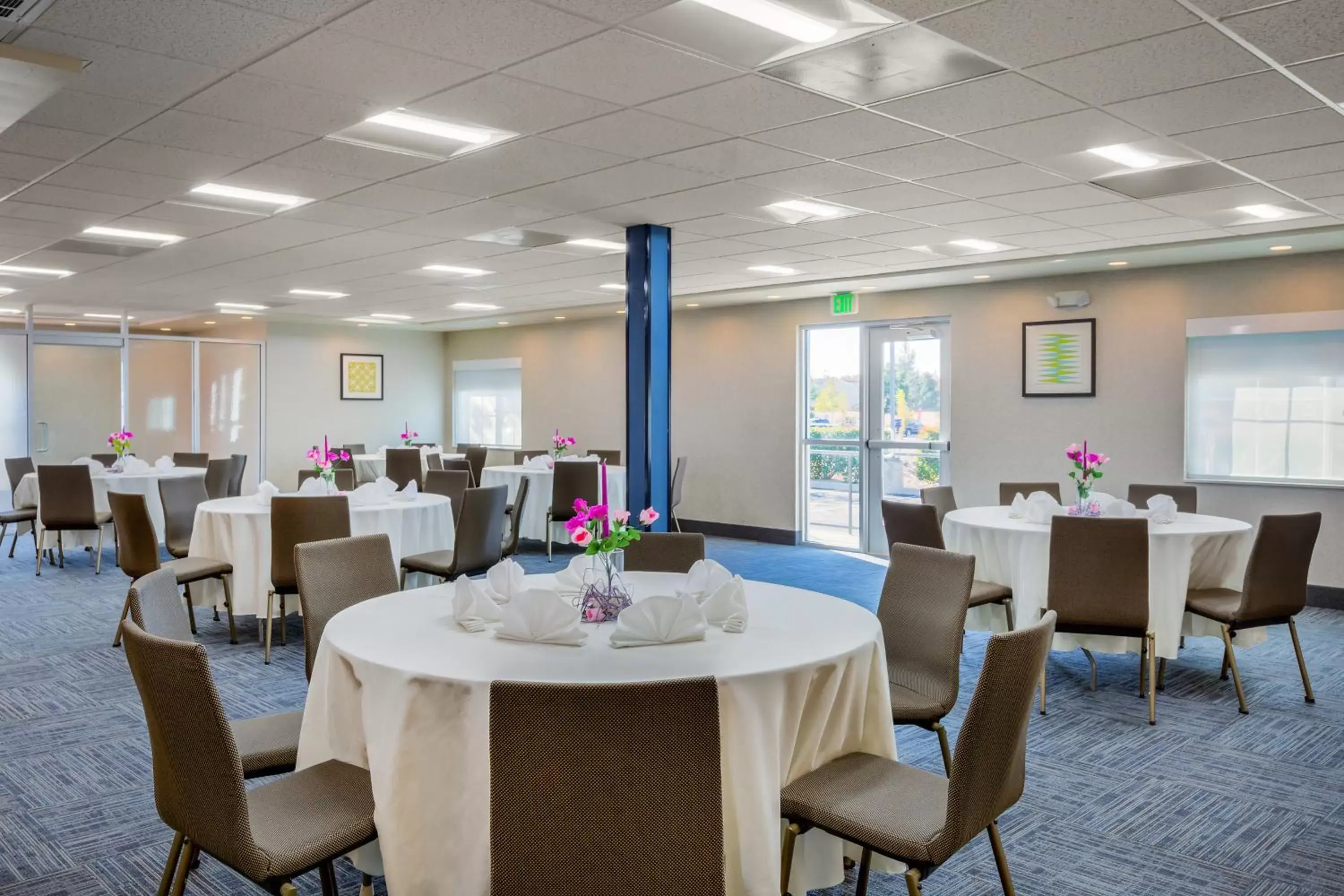 Meeting/conference room, Restaurant/Places to Eat in Holiday Inn Express Hotel & Suites Oroville Southwest, an IHG Hotel