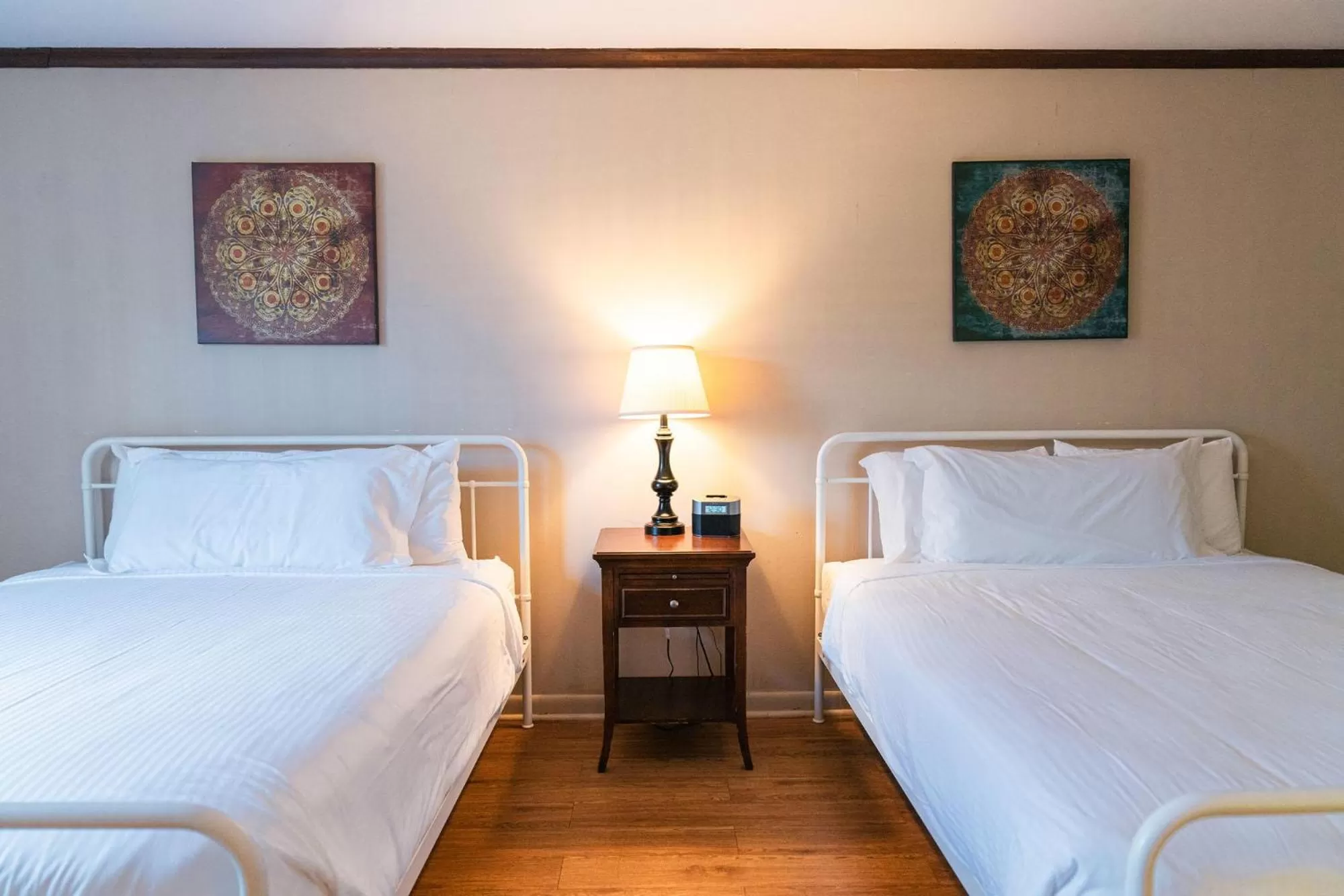 Bed in Whispering Winds Motel