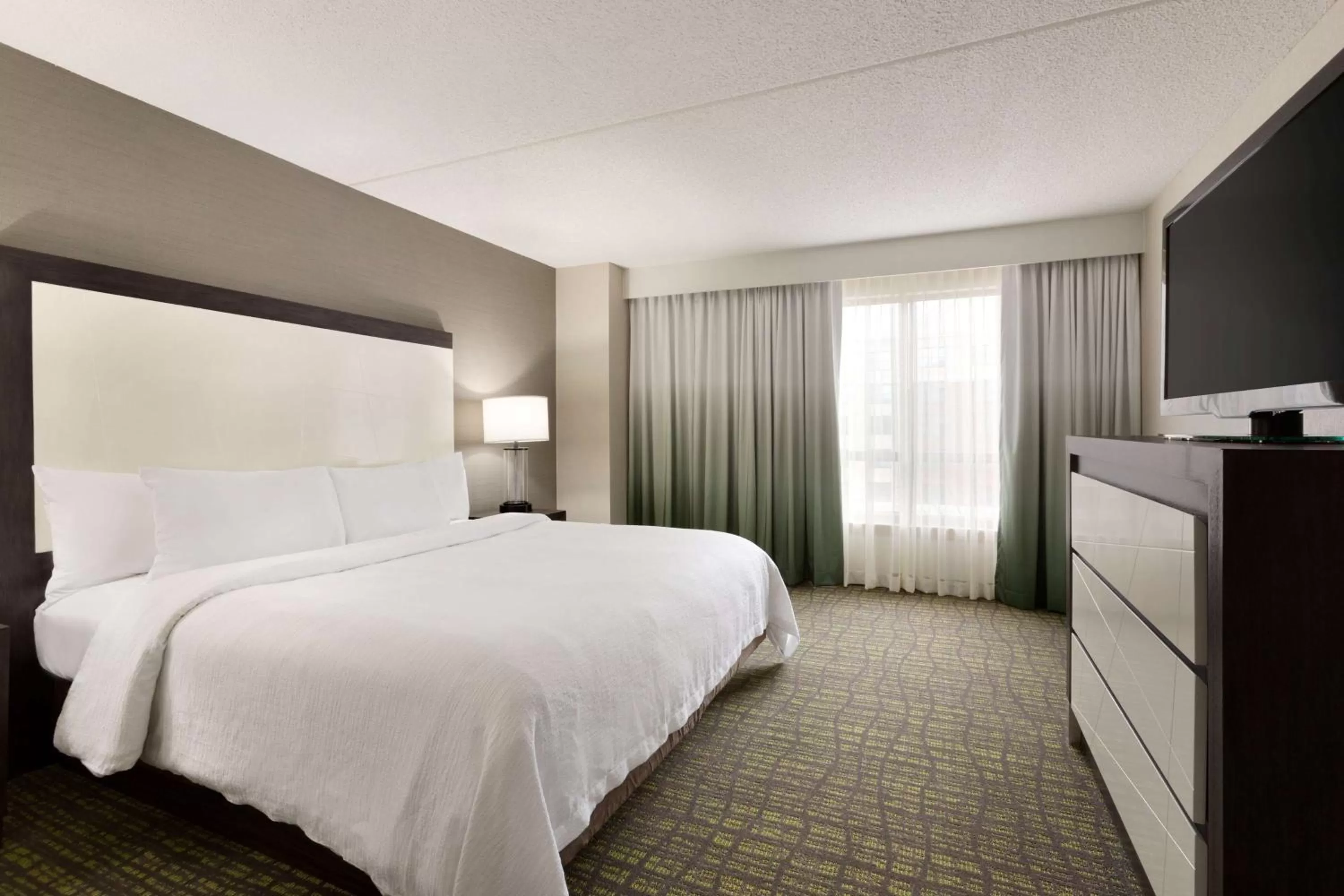 Bed in Embassy Suites Newark - Wilmington/South