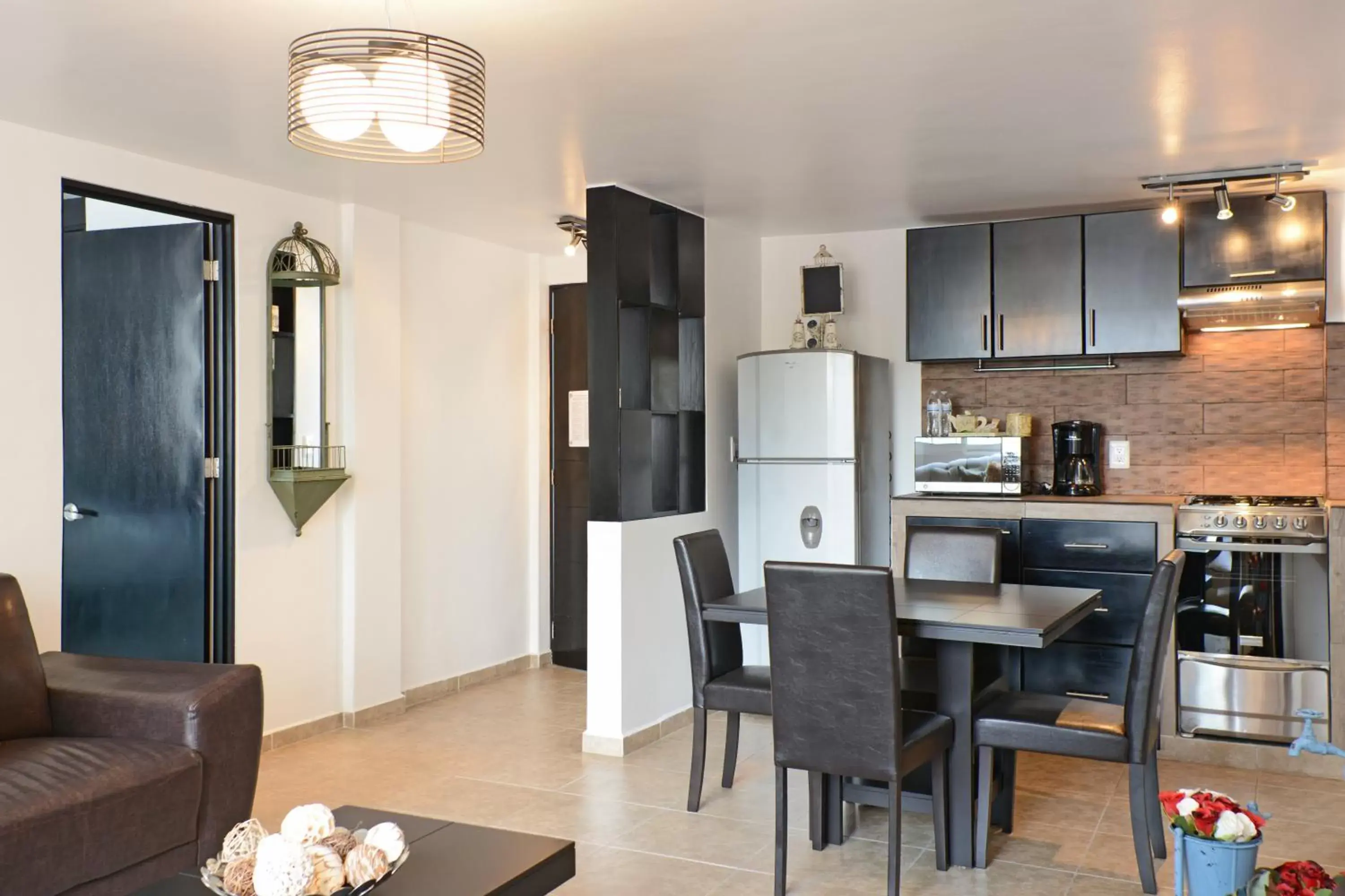 Kitchen or kitchenette, Lounge/Bar in Suites 259 Condesa