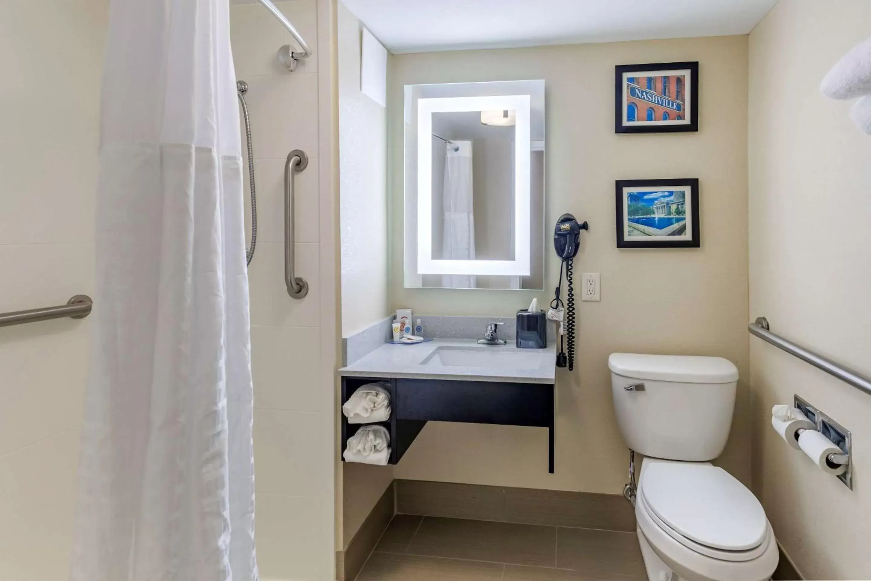 Bathroom in Comfort Inn Nashville – Opryland Area