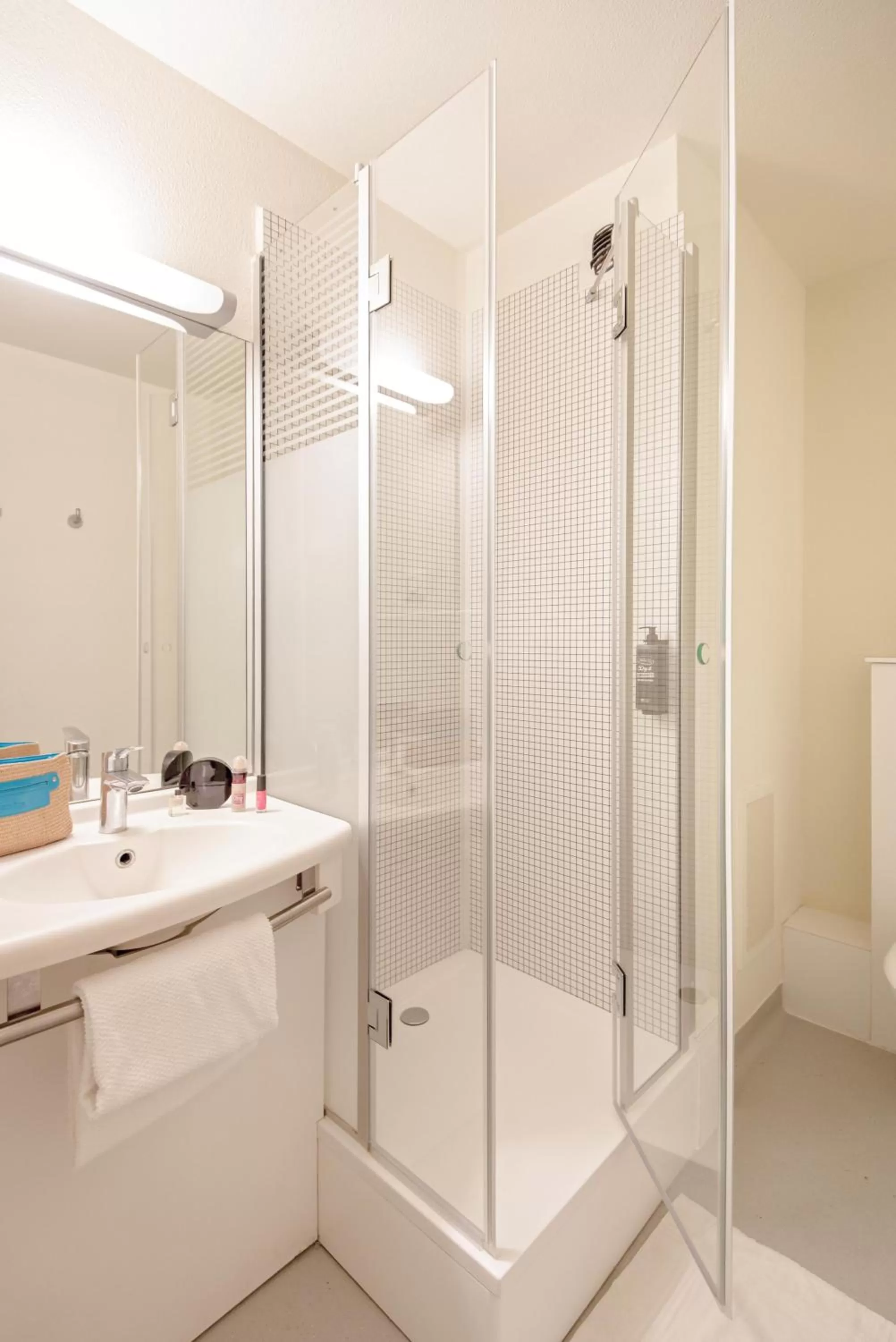 Bathroom in ibis budget Aubagne Paluds Agora