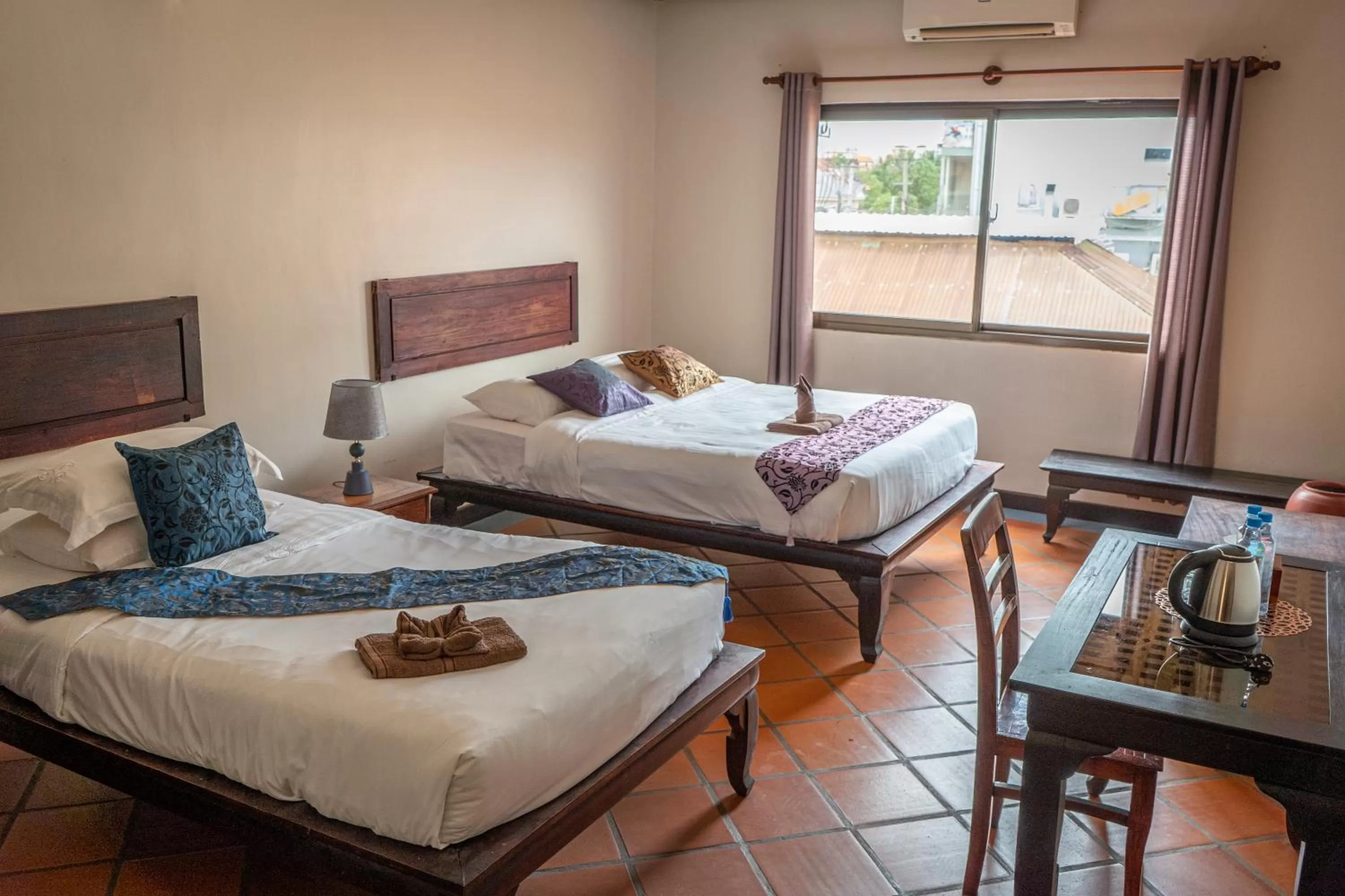 Bed in DEN HOTEL TOTONOU SIEM REAP