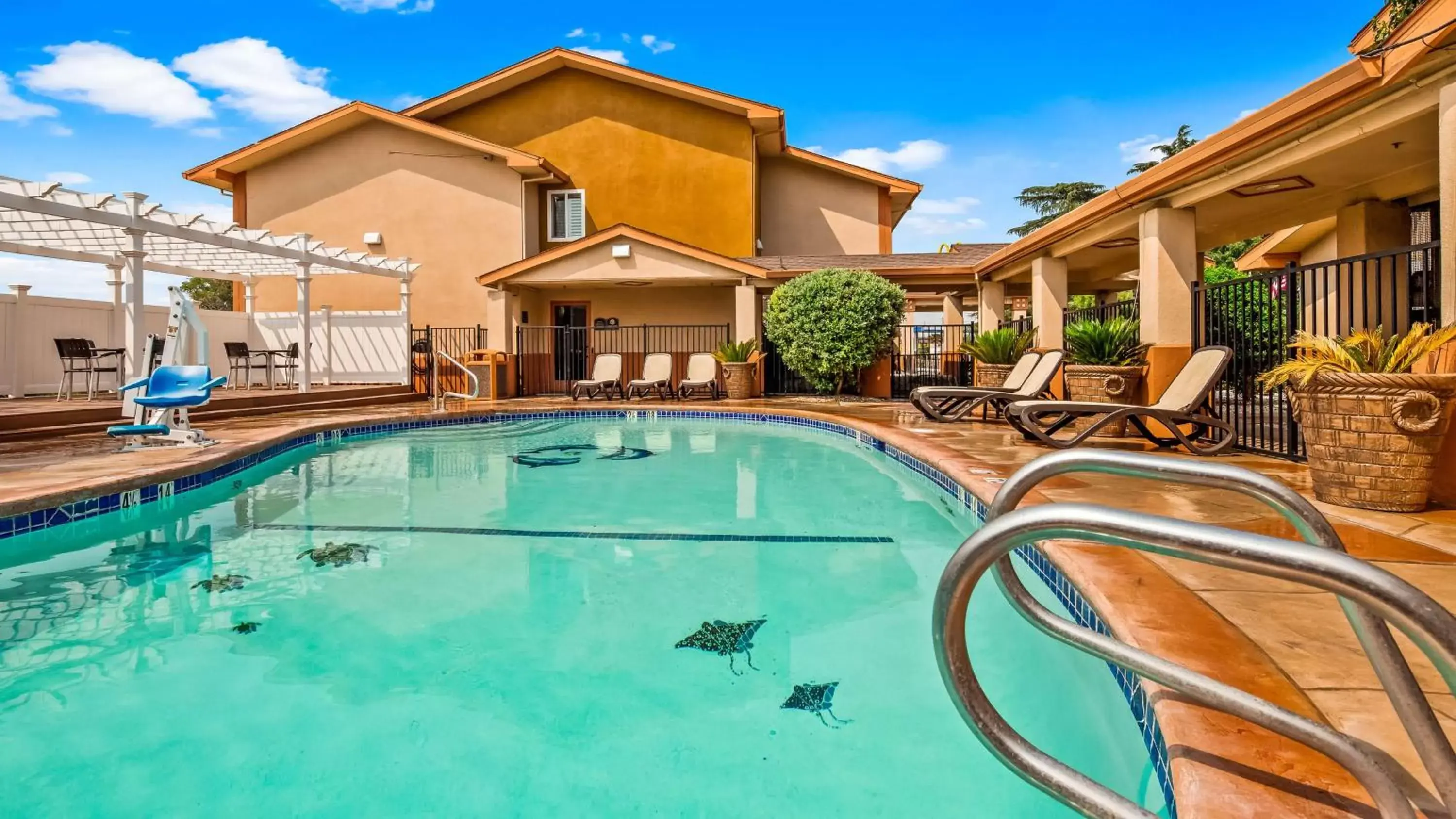 Pool view, Property Building in Best Western Antelope Inn & Suites
