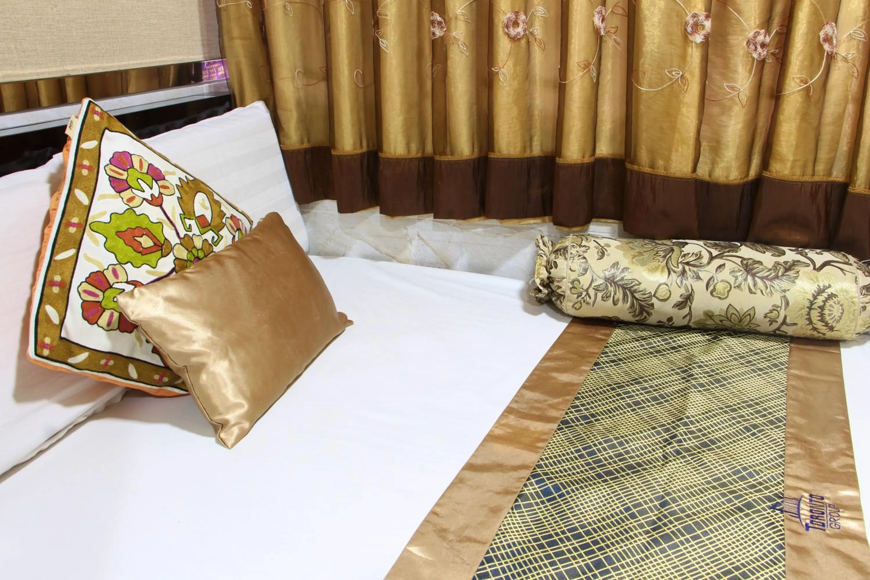 Photo of the whole room, Bed in Temple Street Hotel