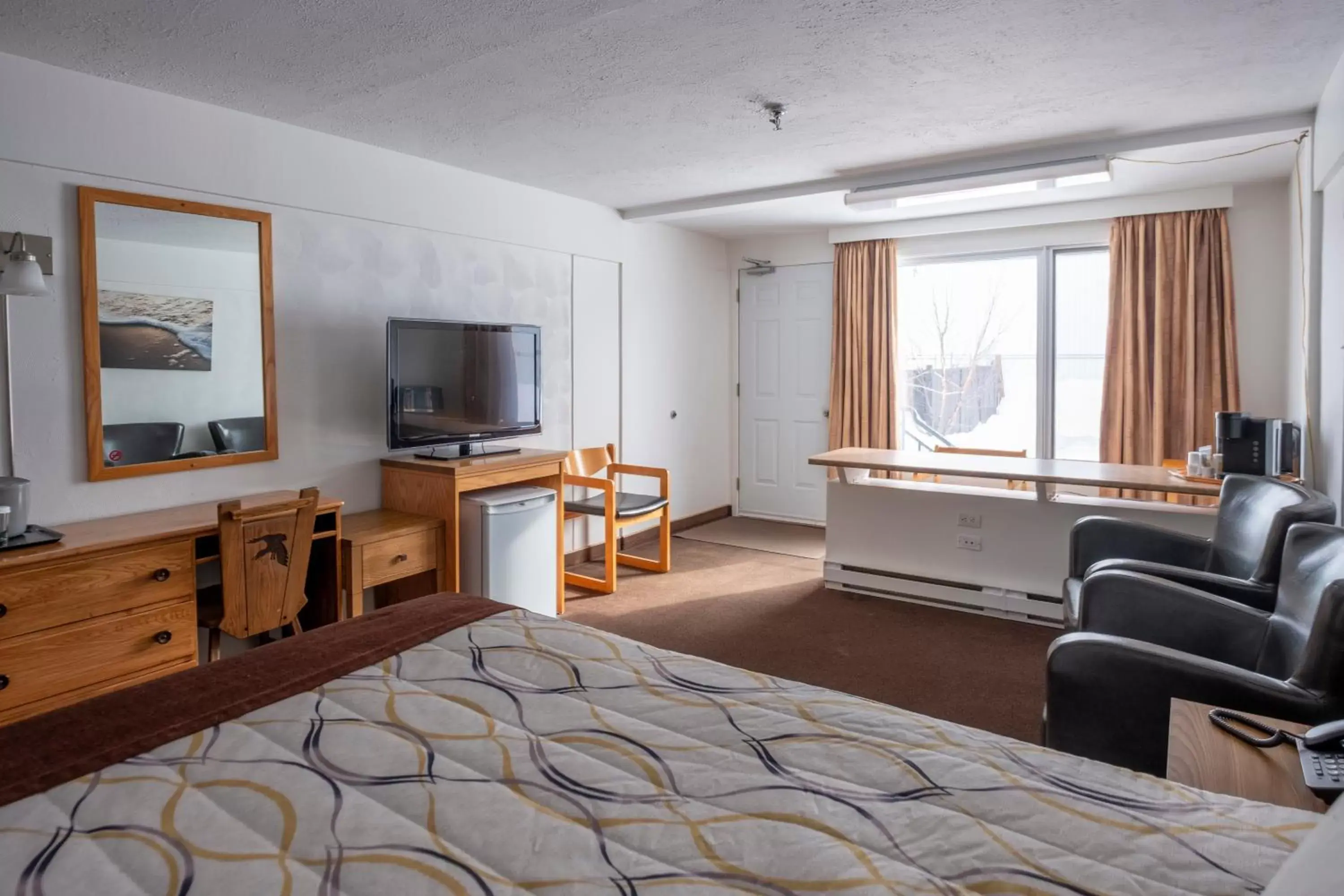 Bedroom, TV/Entertainment Center in Hôtel Les Mouettes