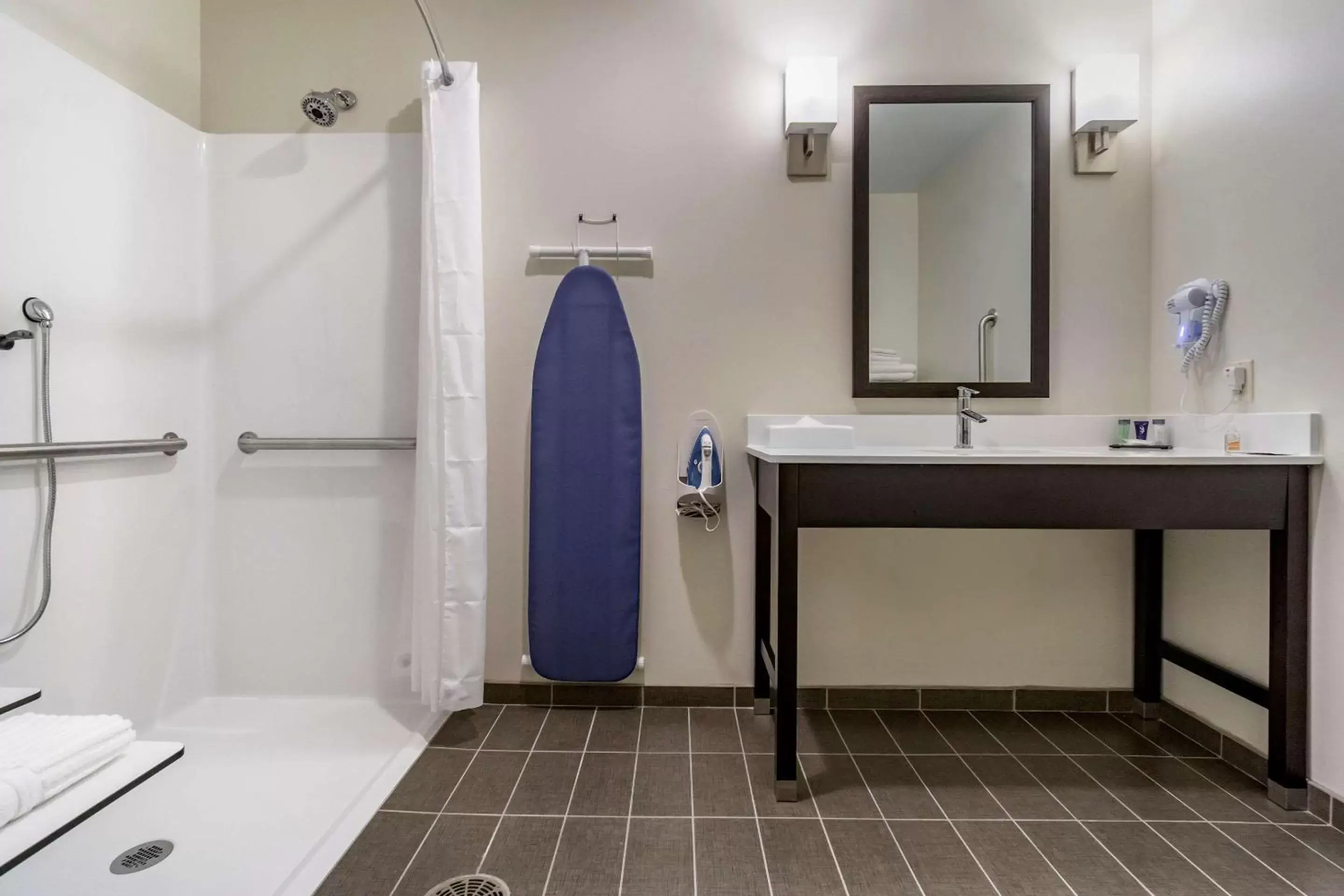 Bathroom in Sleep Inn & Suites Wenatchee-Leavenworth
