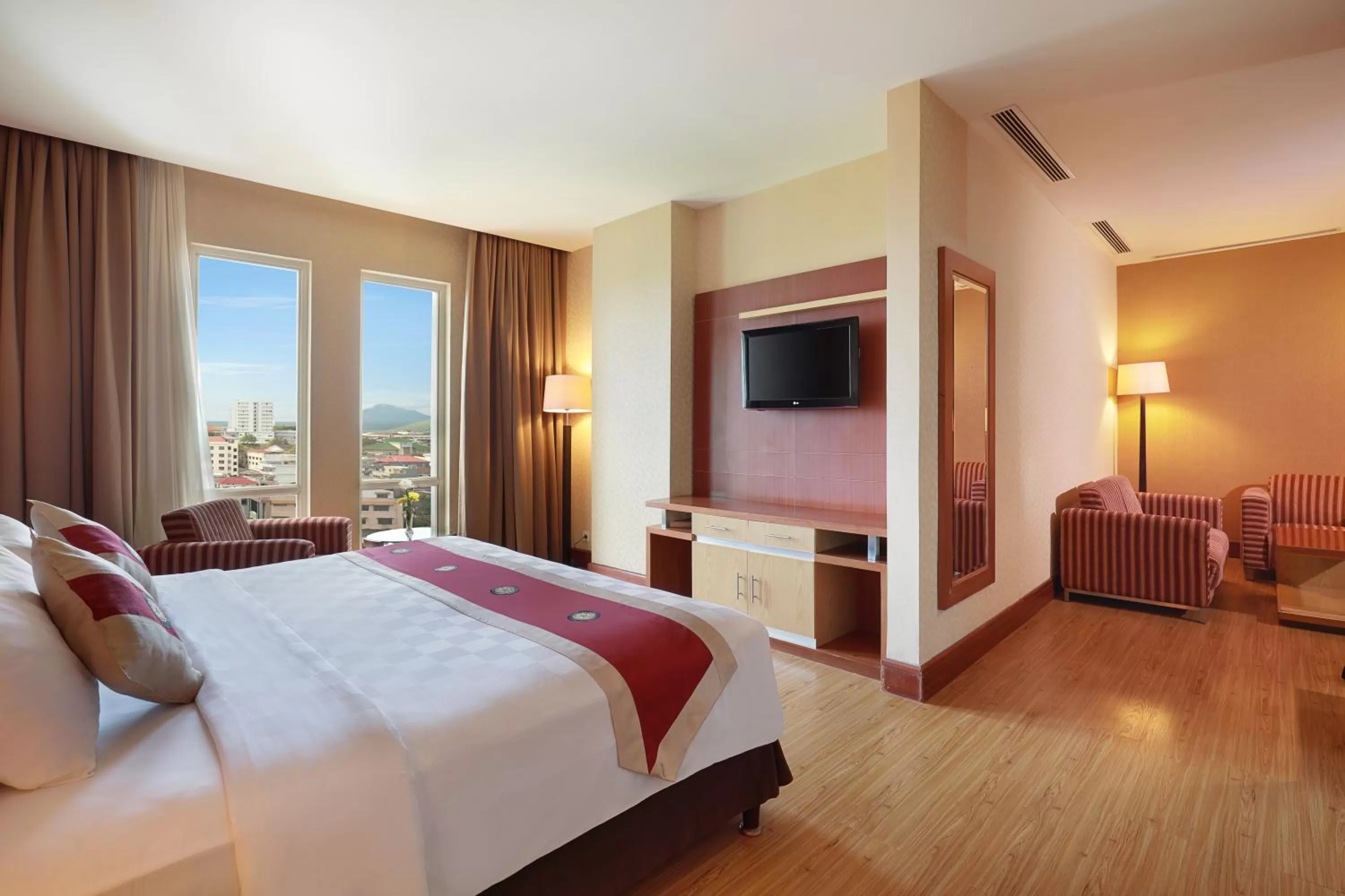 Communal lounge/ TV room, Bed in Swiss-Belhotel Maleosan Manado