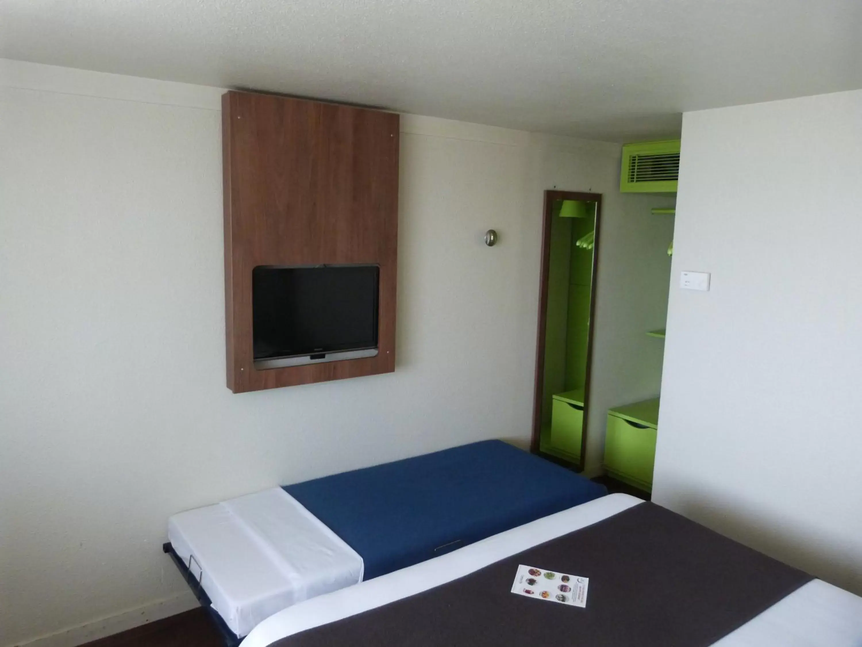 Bed, TV/Entertainment Center in Campanile Chartres