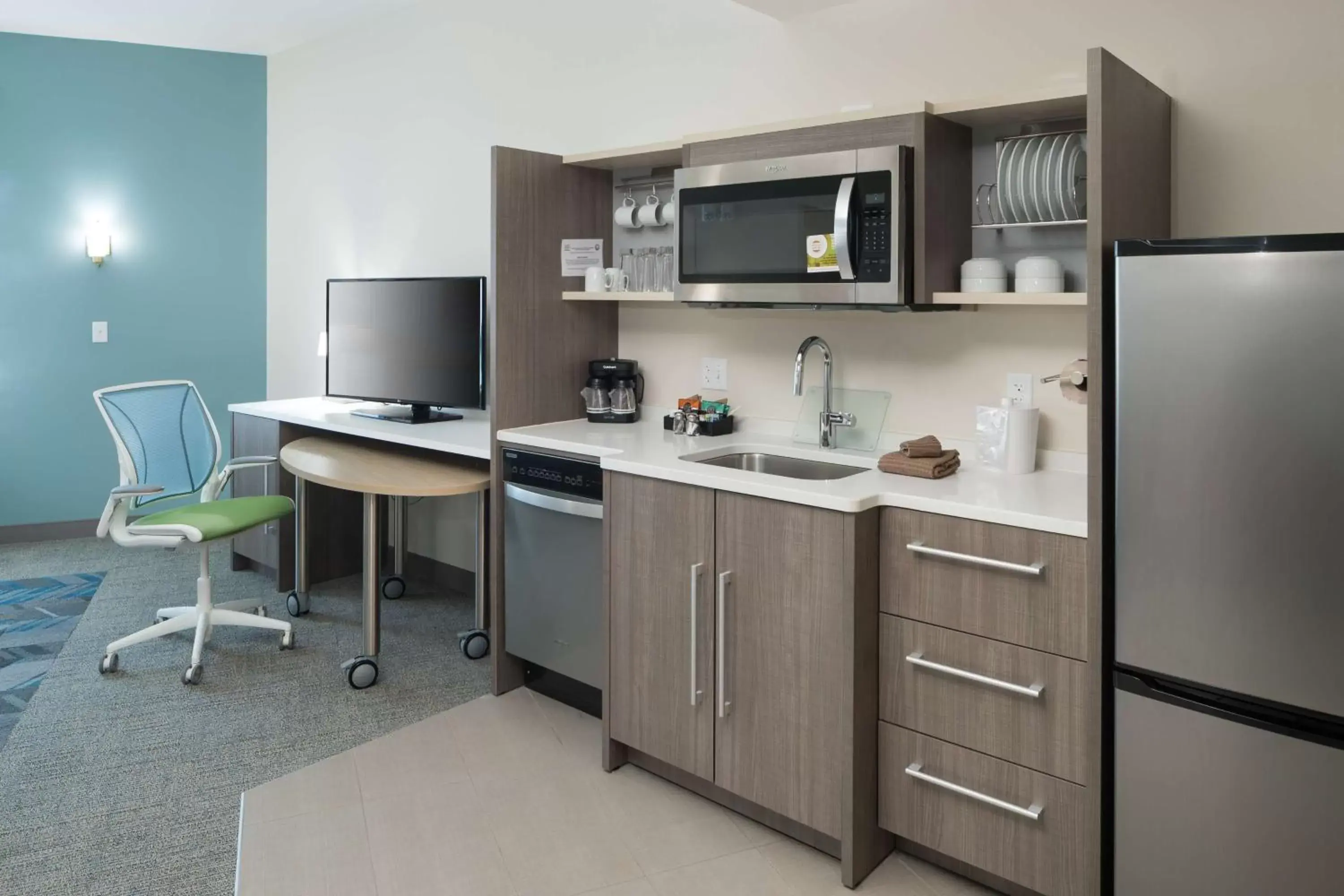 Bedroom, Kitchen/Kitchenette in Home2 Suites By Hilton Cape Canaveral Cruise Port