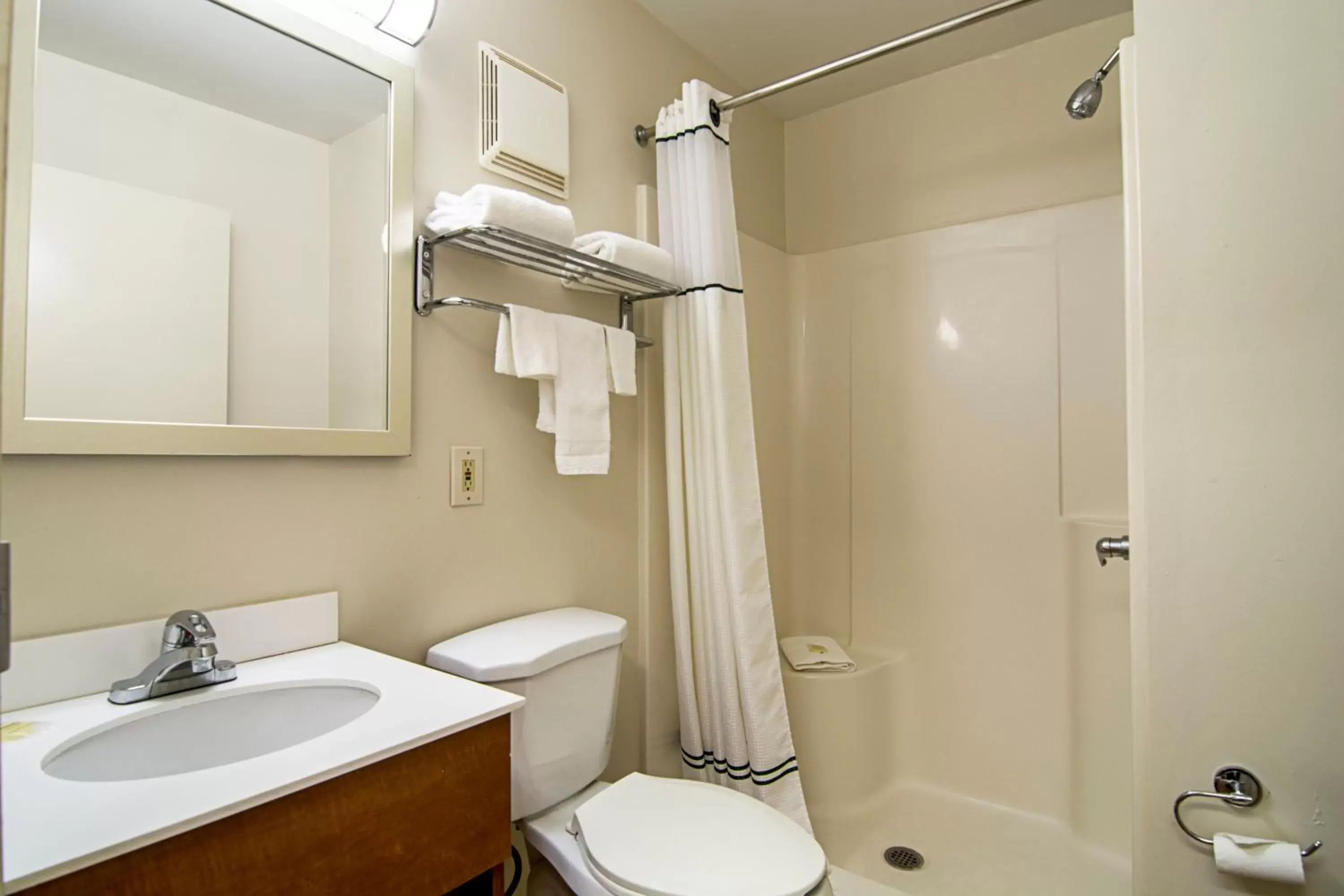 Photo of the whole room, Bathroom in HomeTowne Studios by Red Roof Chicago - Waukegan