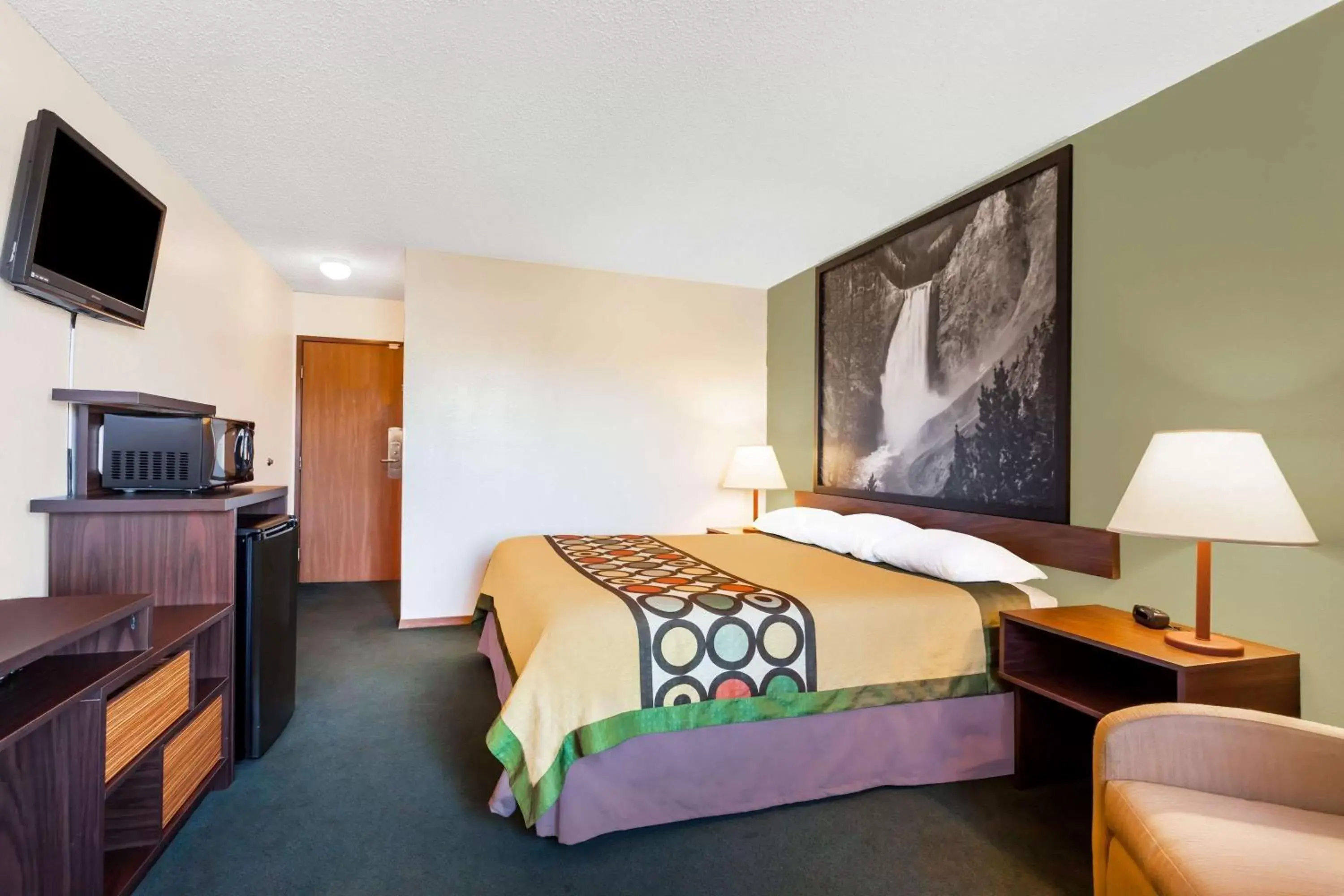 Photo of the whole room, Bed in Super 8 by Wyndham Livingston