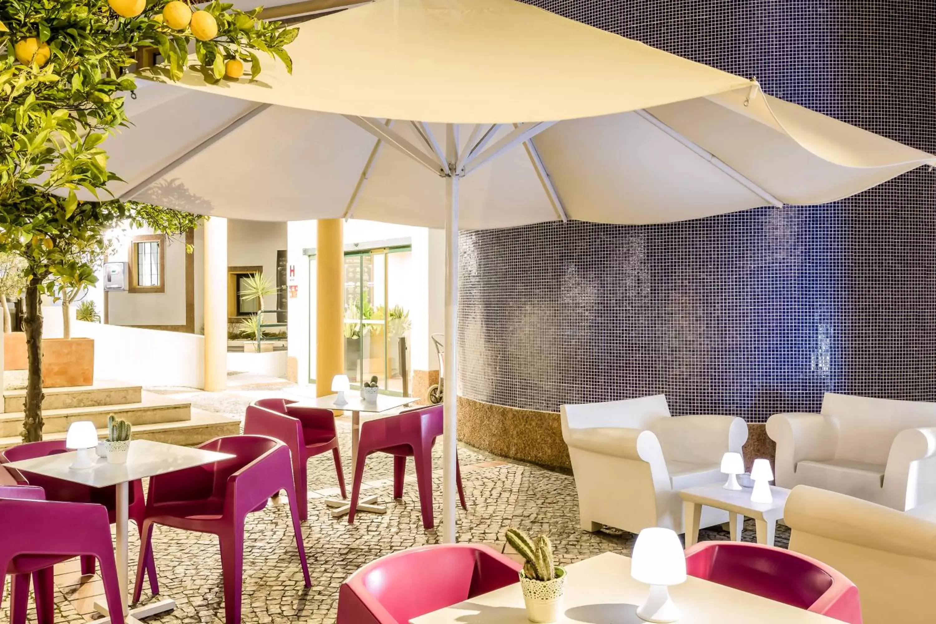 Patio, Restaurant/Places to Eat in Hotel ibis Evora