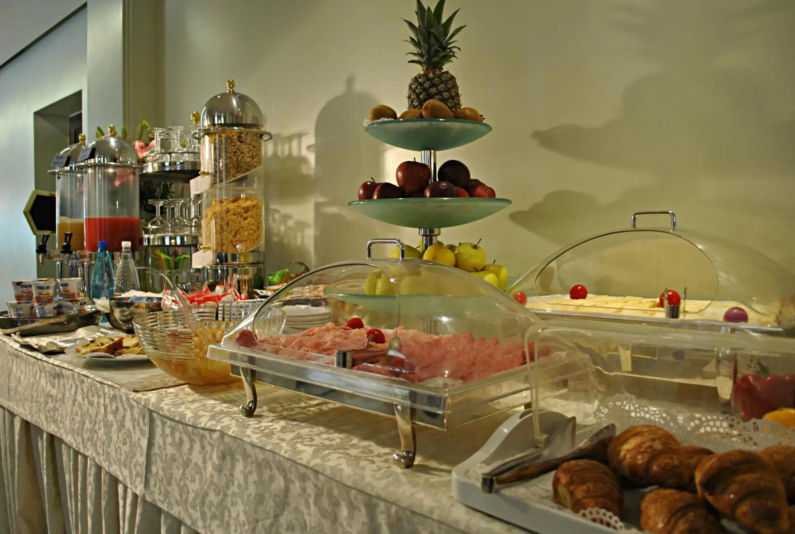Restaurant/places to eat, Food in Hotel Carlton Capri