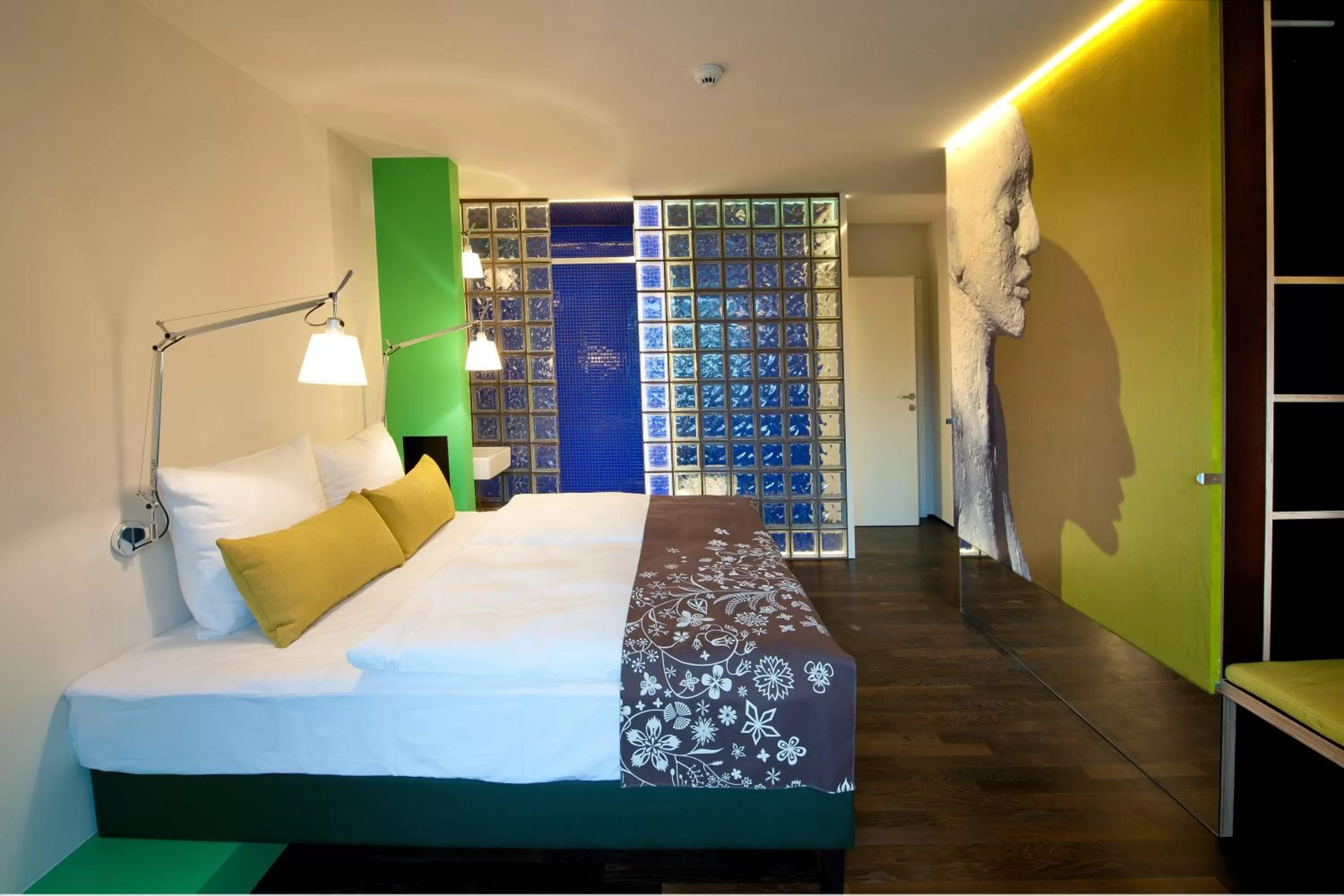 Bathroom, Bed in Nala Individuellhotel