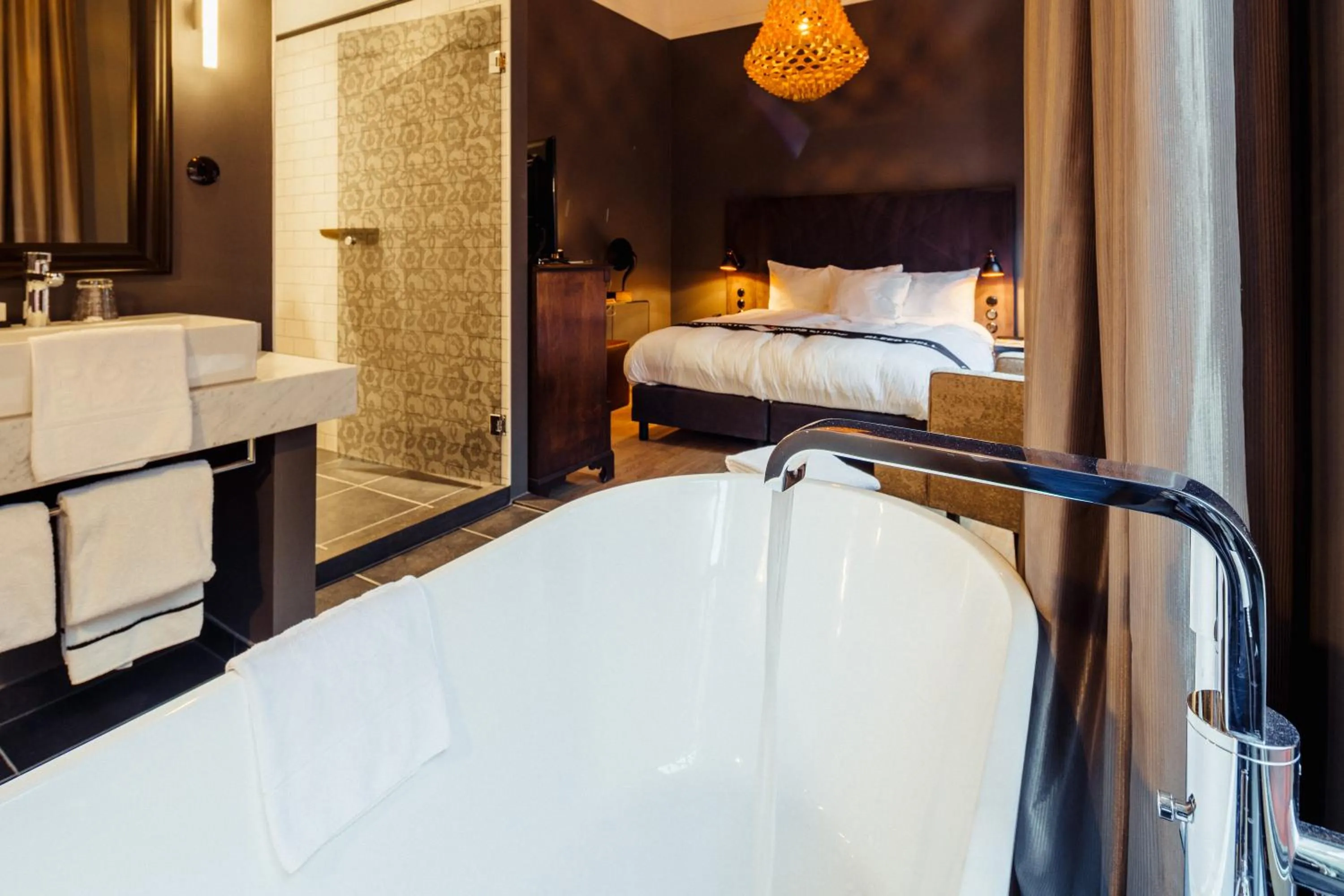 Bedroom, Bed in Post-Plaza Hotel & Grand Café