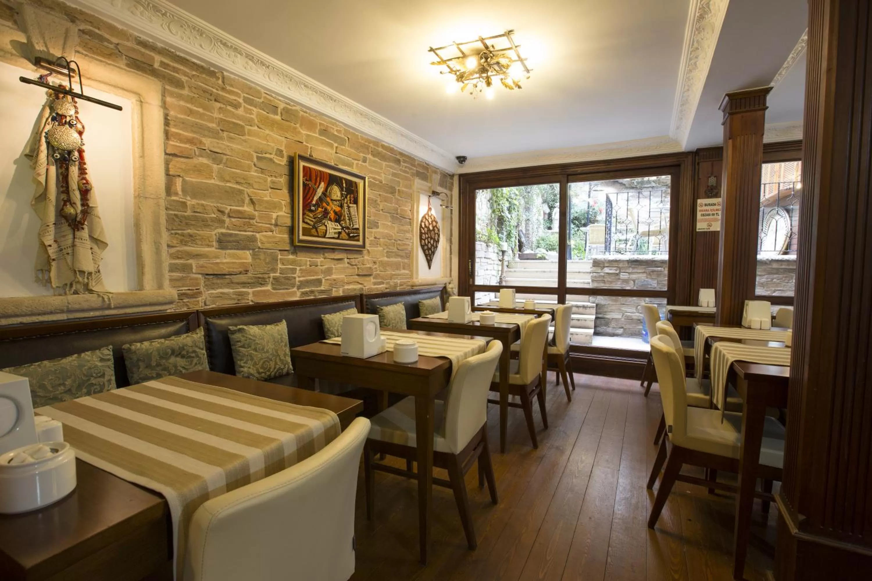 Restaurant/places to eat in Sphendon Hotel