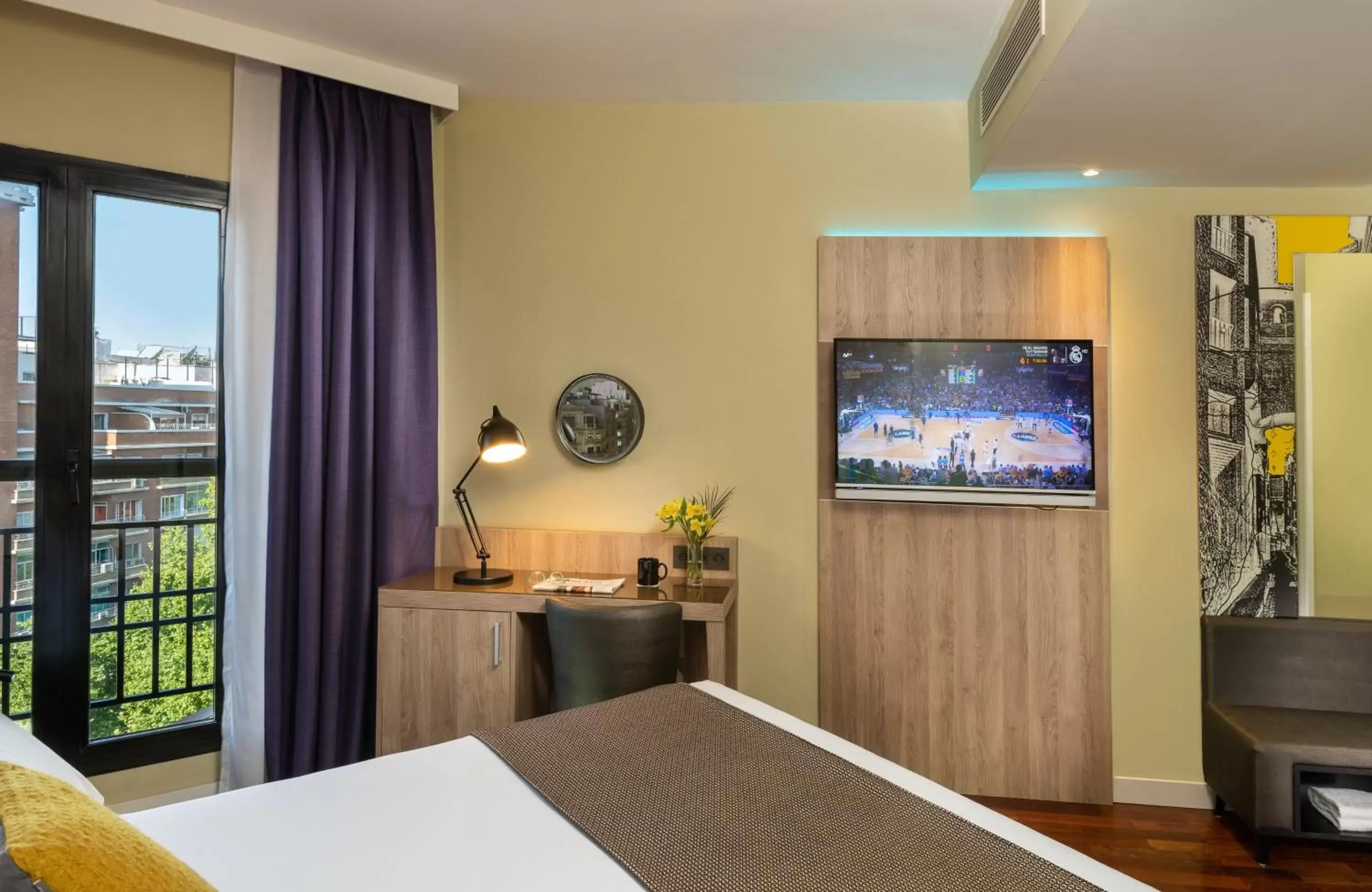 Bedroom, TV/Entertainment Center in Leonardo Hotel Madrid City Center