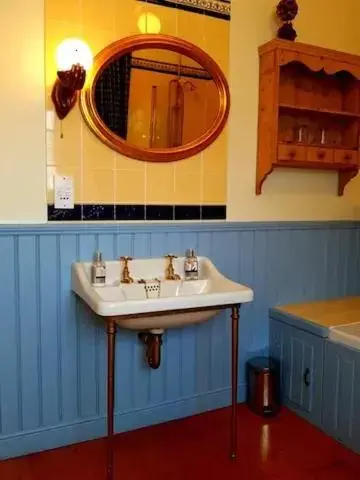 Bathroom in No 6 The Square Tearooms & Accommodation