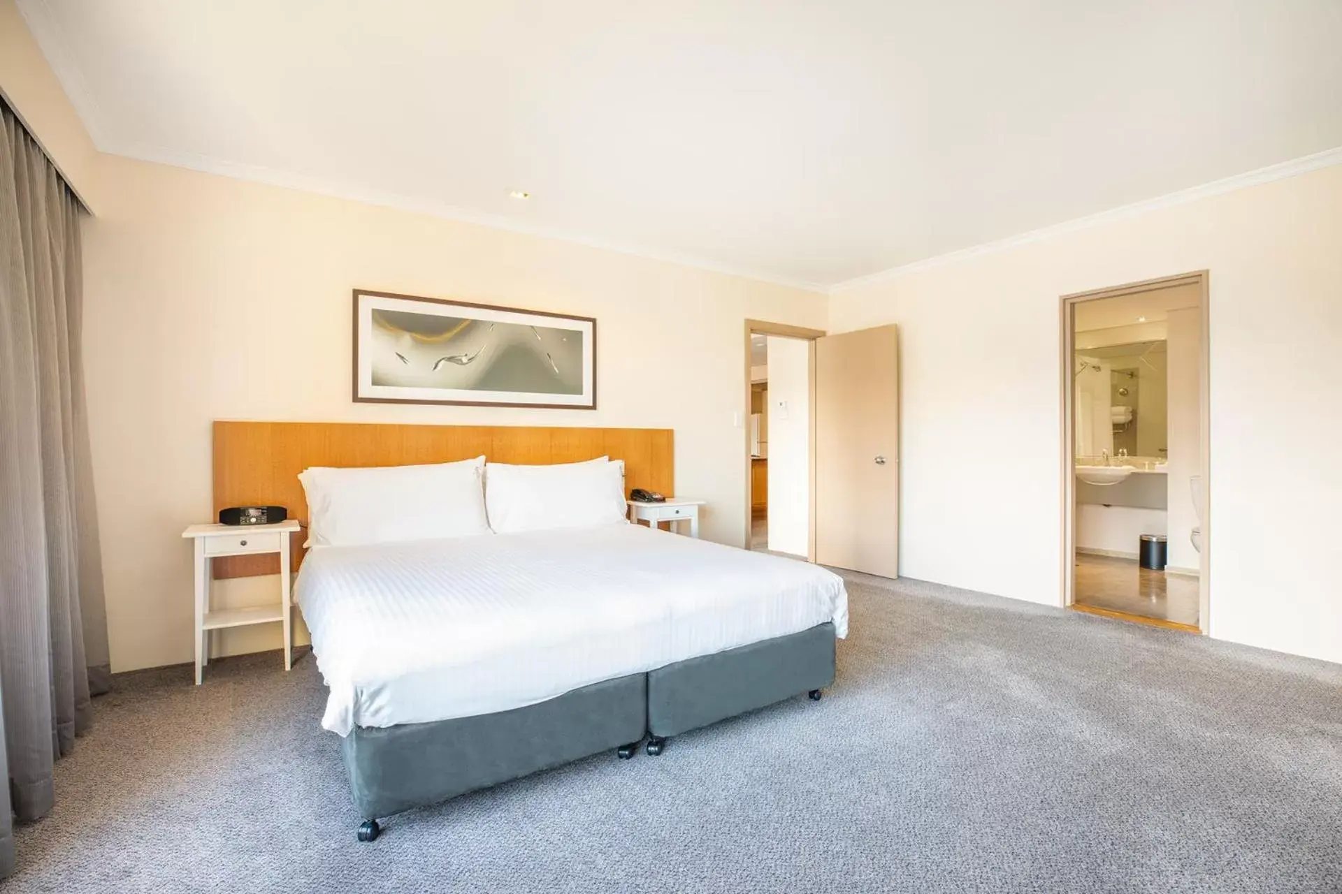 Bedroom, Bed in Holiday Inn Sydney Potts Point