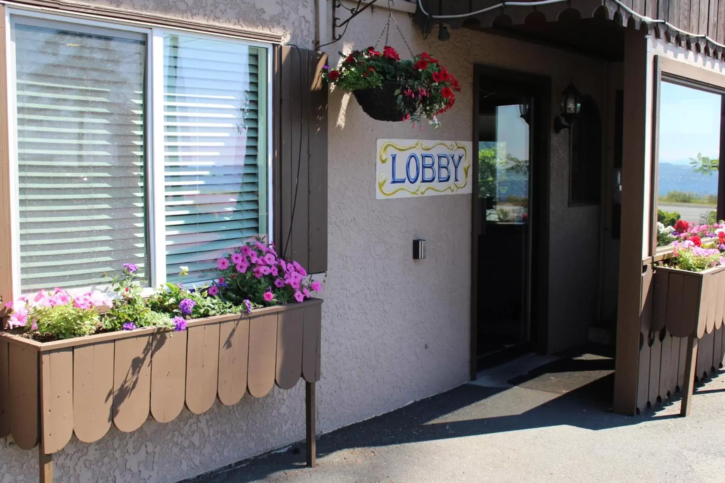 Lobby or reception in Ramada by Wyndham Campbell River