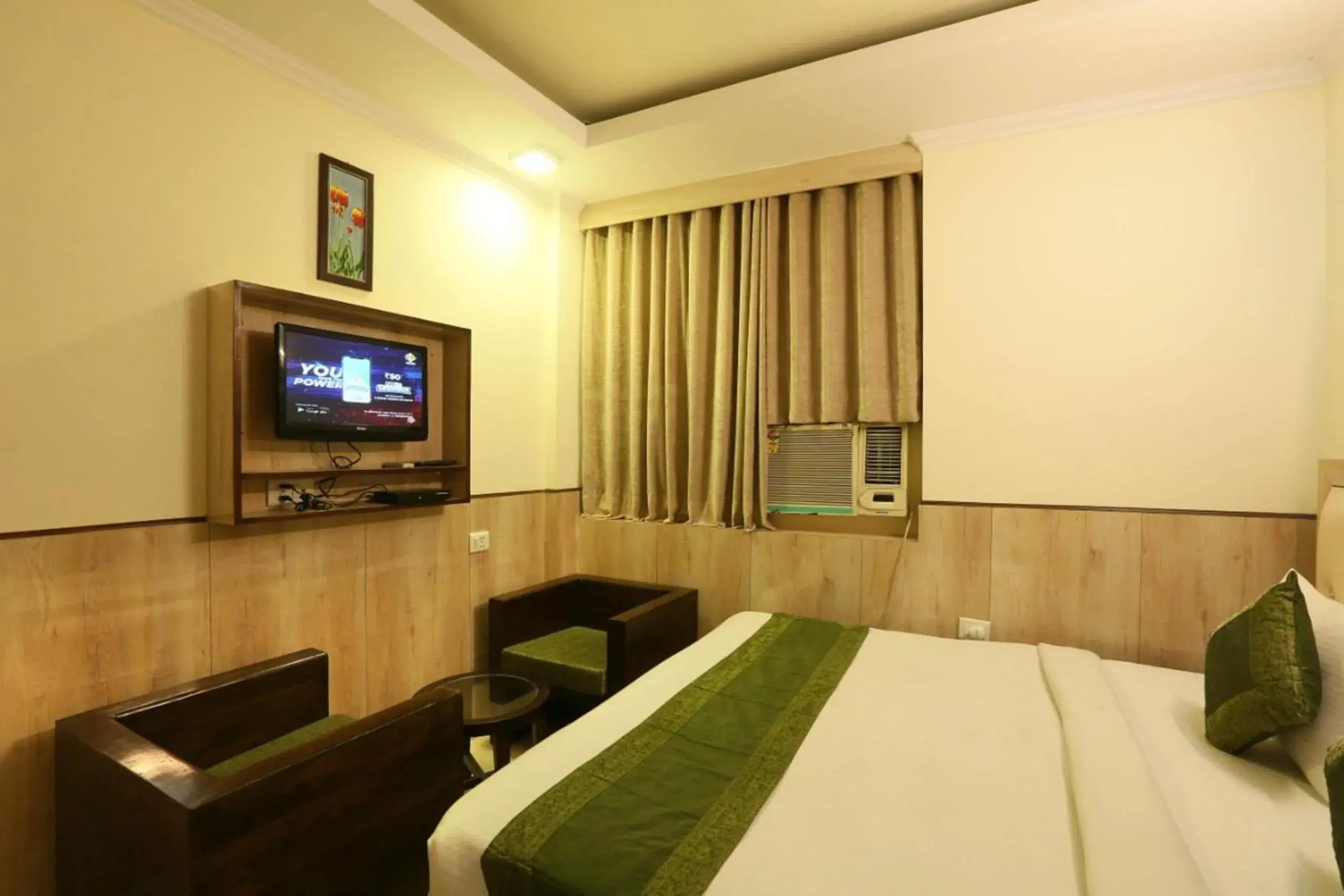 Bedroom, TV/Entertainment Center in Hotel Castle Blue