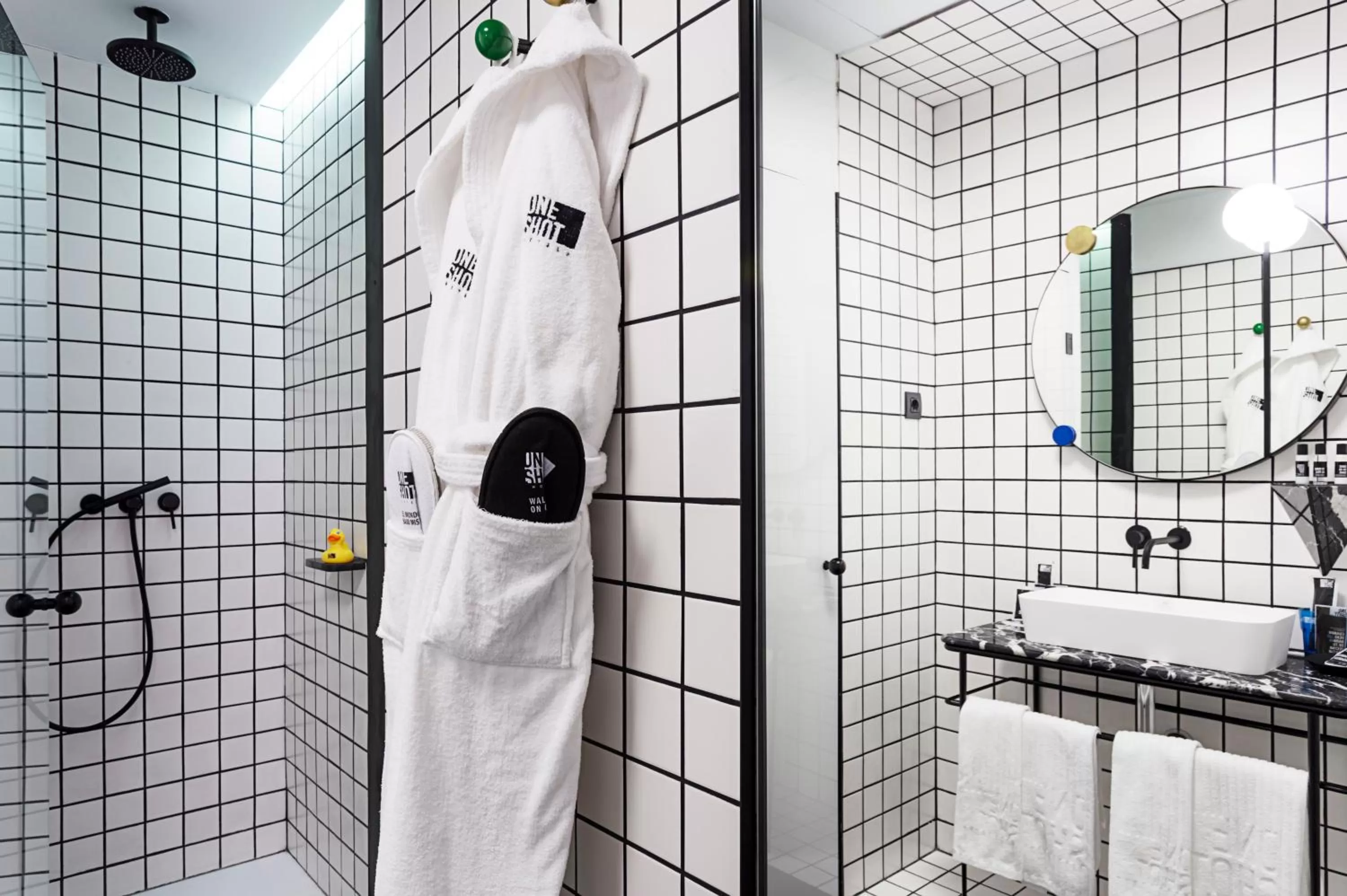 Shower in One Shot Fortuny