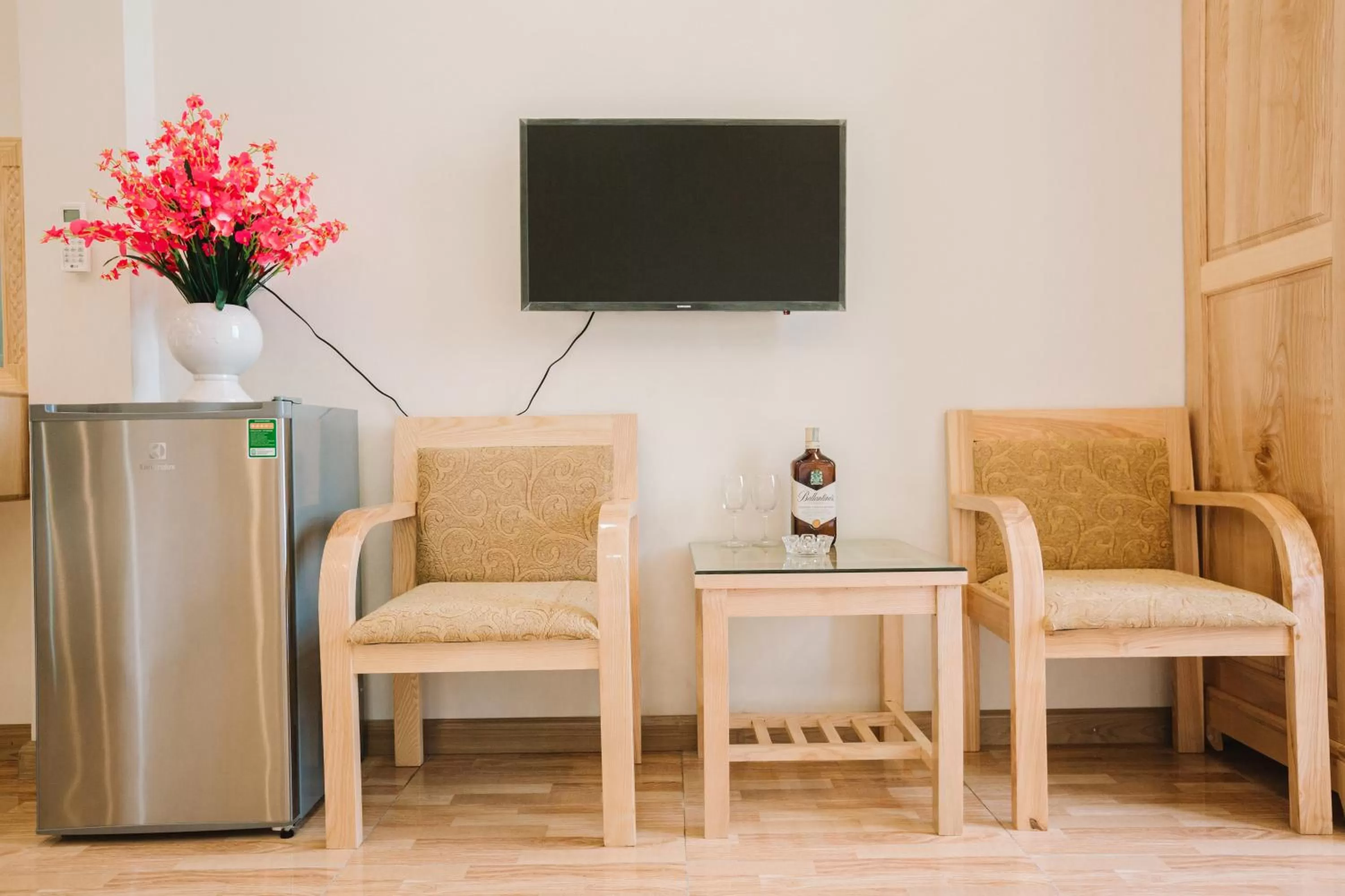 Communal lounge/ TV room in La Teisu Airport Hotel