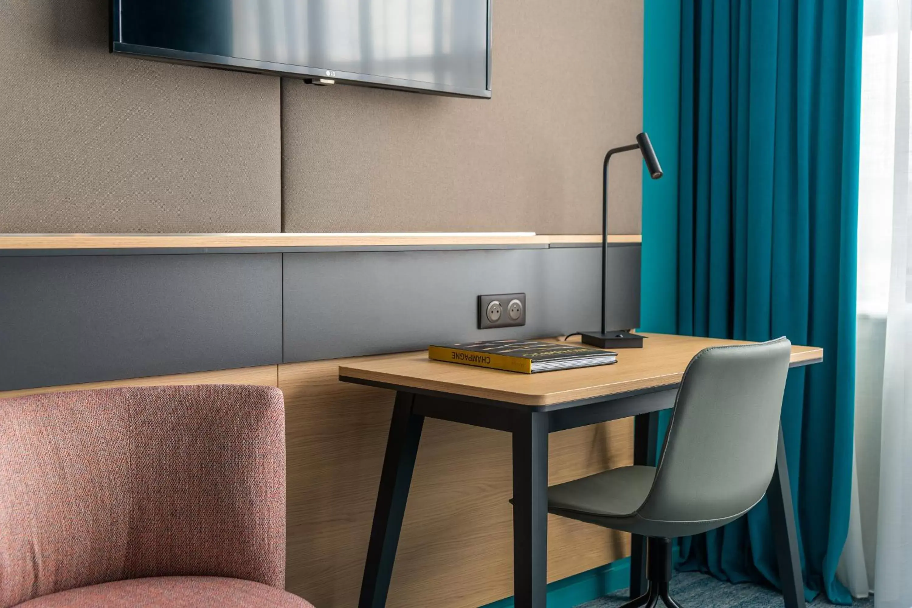 Seating area, TV/Entertainment Center in Holiday Inn Reims Centre, an IHG Hotel