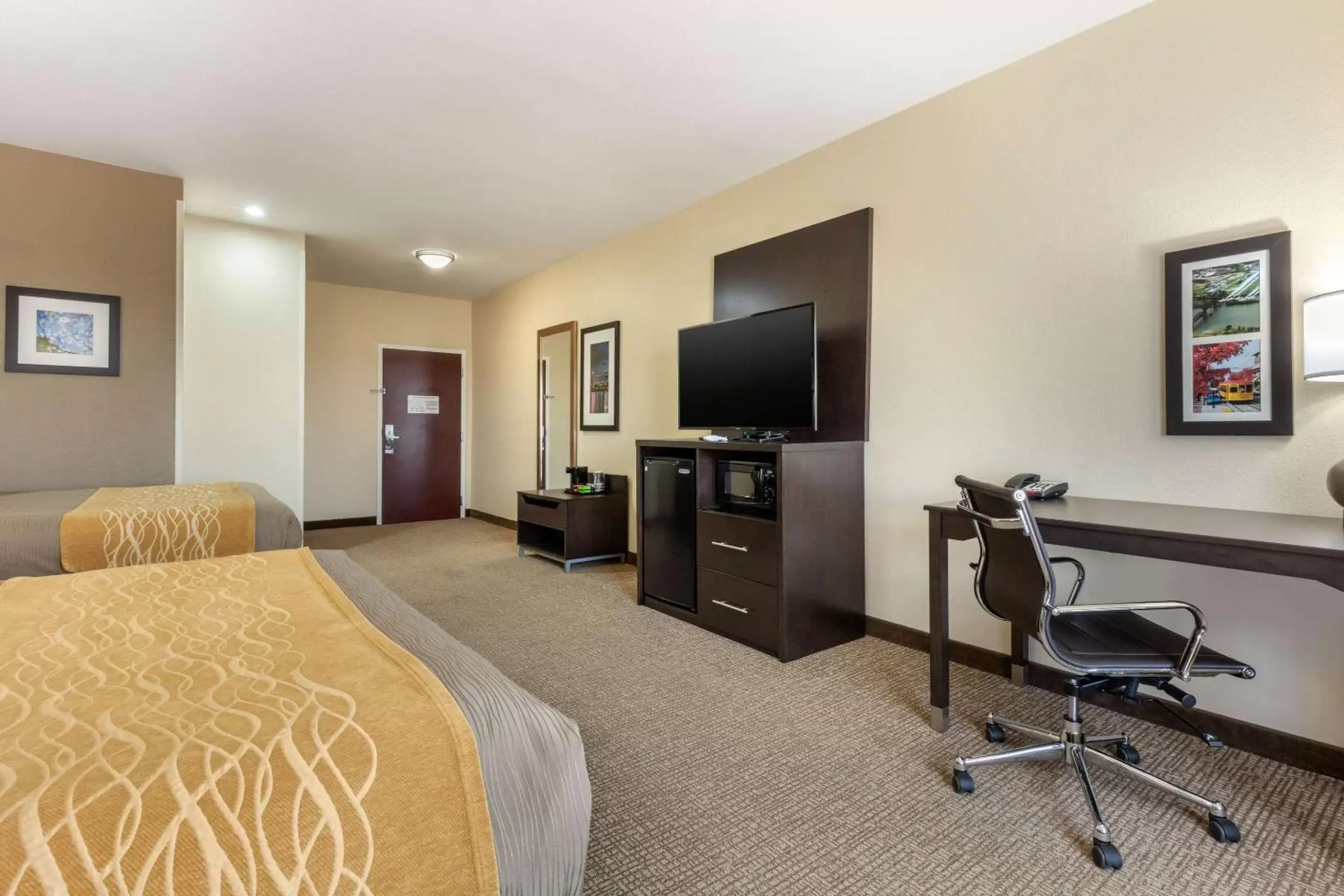 Photo of the whole room, TV/Entertainment Center in Comfort Inn & Suites North Little Rock McCain Mall