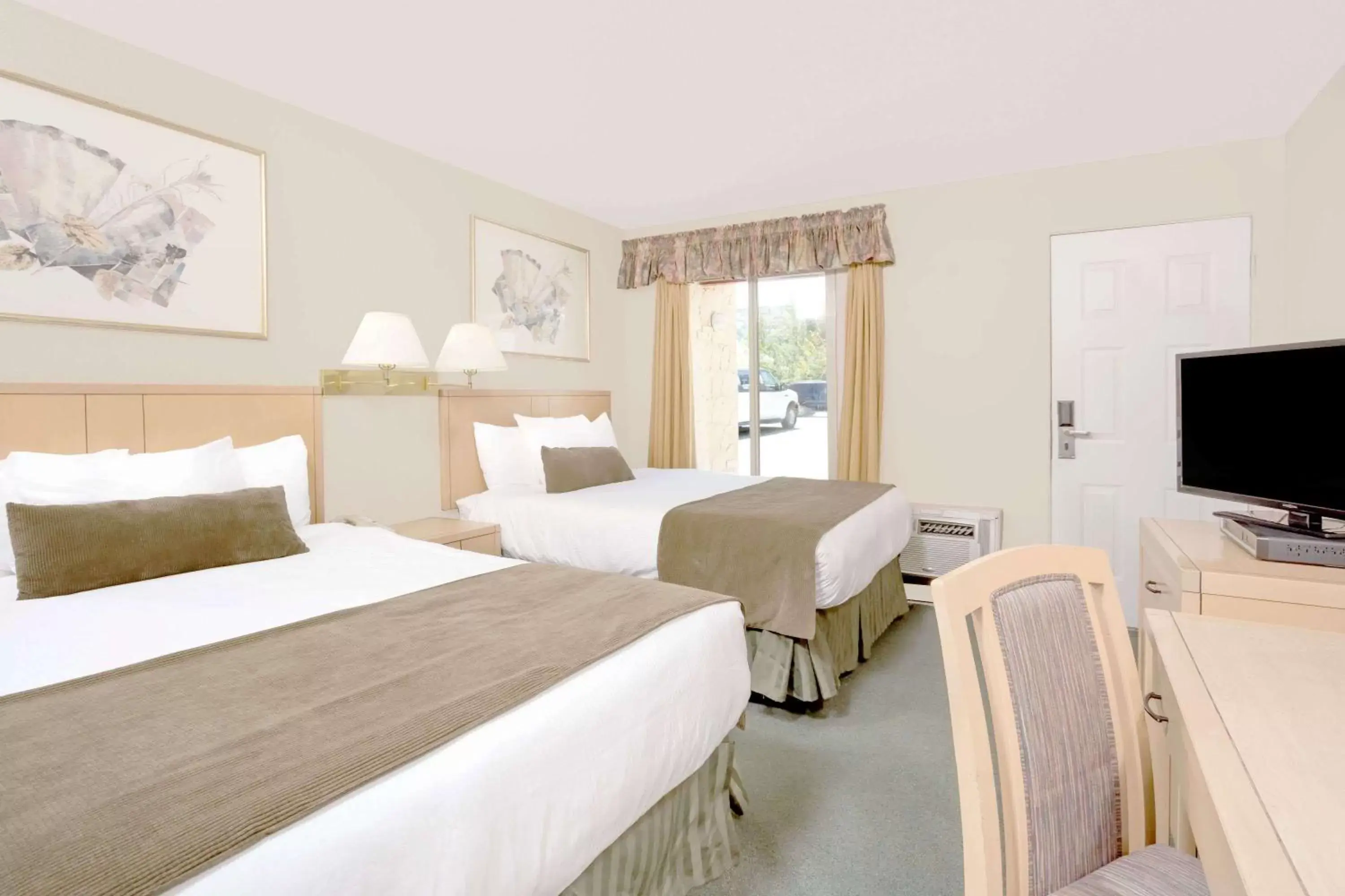 Photo of the whole room, Bed in Howard Johnson by Wyndham Downtown Kamloops