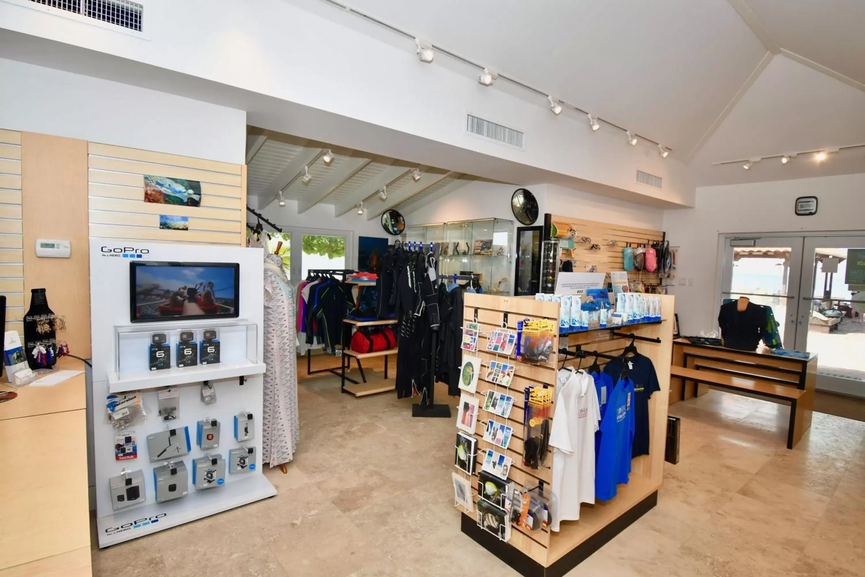 On-site shops in Harbour Village Beach Club