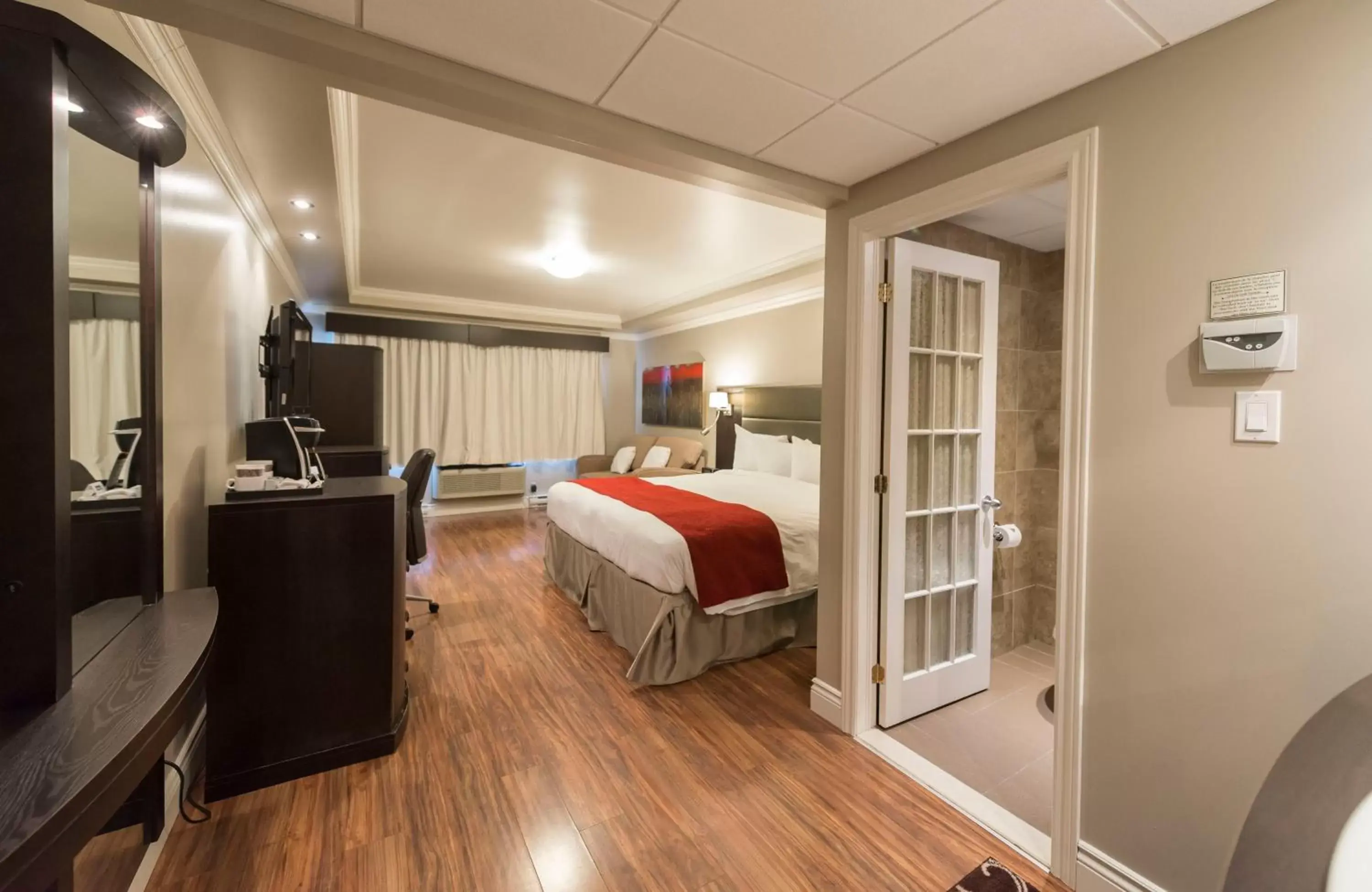 Photo of the whole room in Hotel & Suites Le Dauphin Drummondville