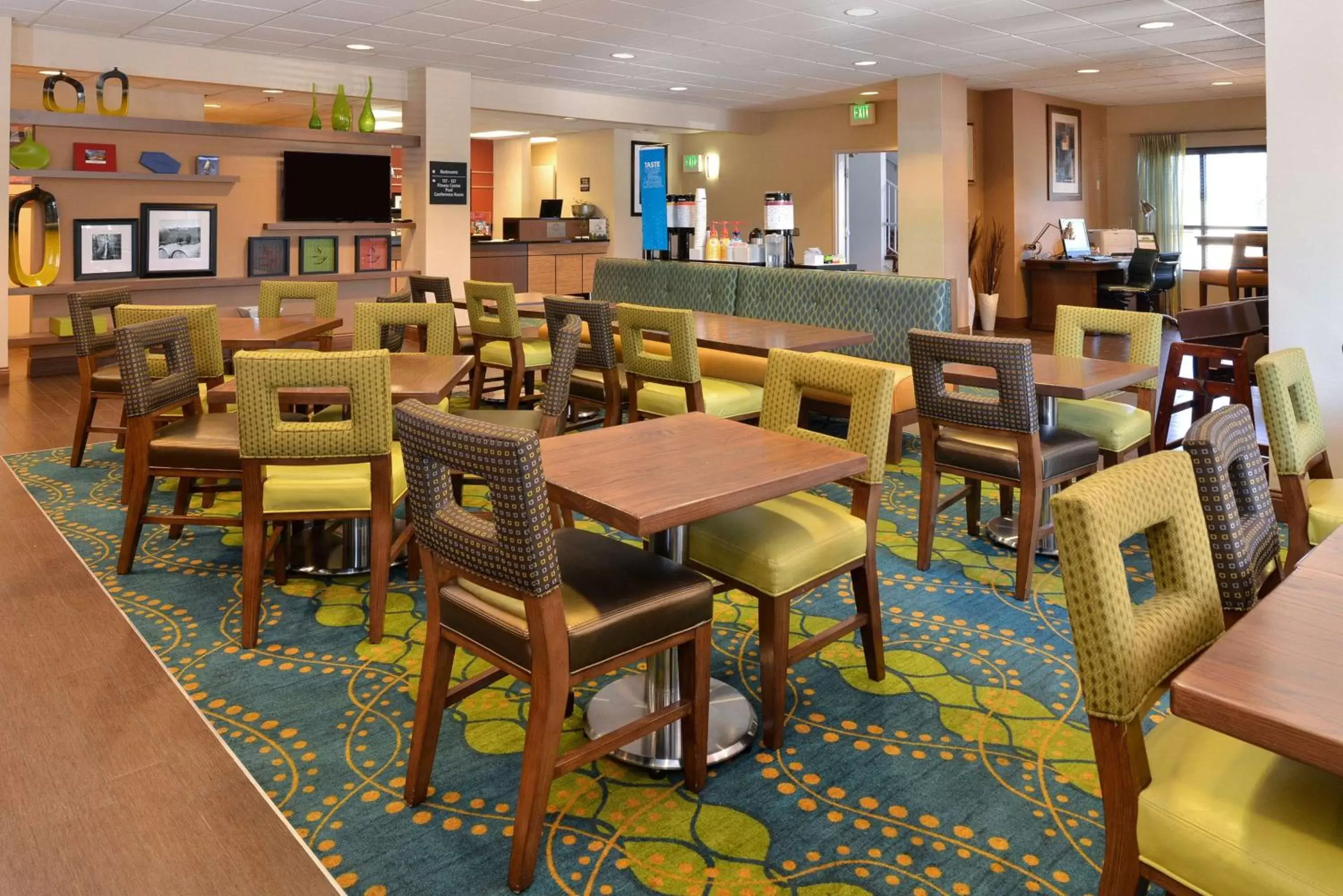 Restaurant/Places to Eat in Hampton Inn Portland East