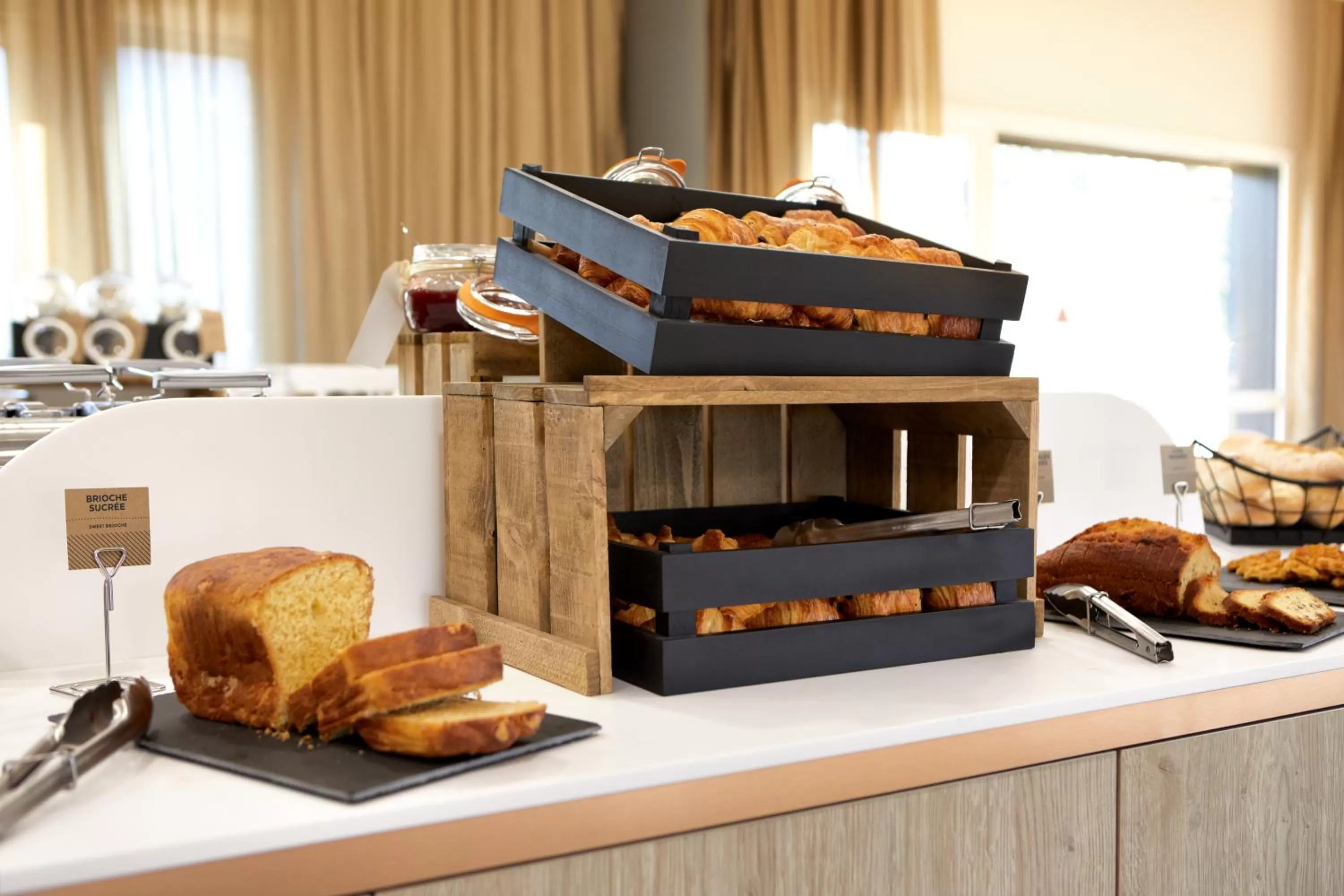 Buffet breakfast in Aparthotel & Spa Adagio Vannes