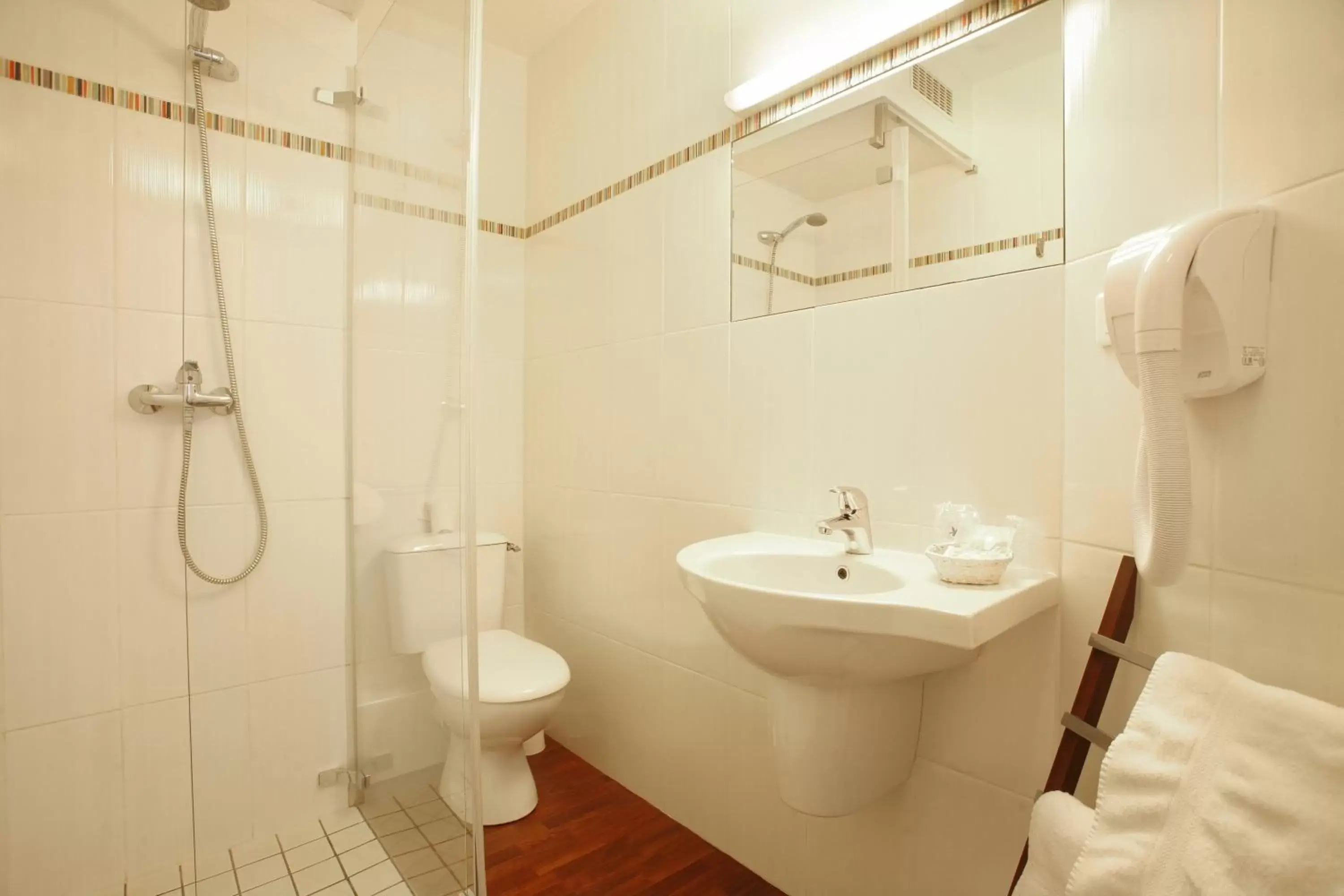 Shower, Bathroom in The Originals City, Hôtel du Château, Pontivy (Inter-Hotel)