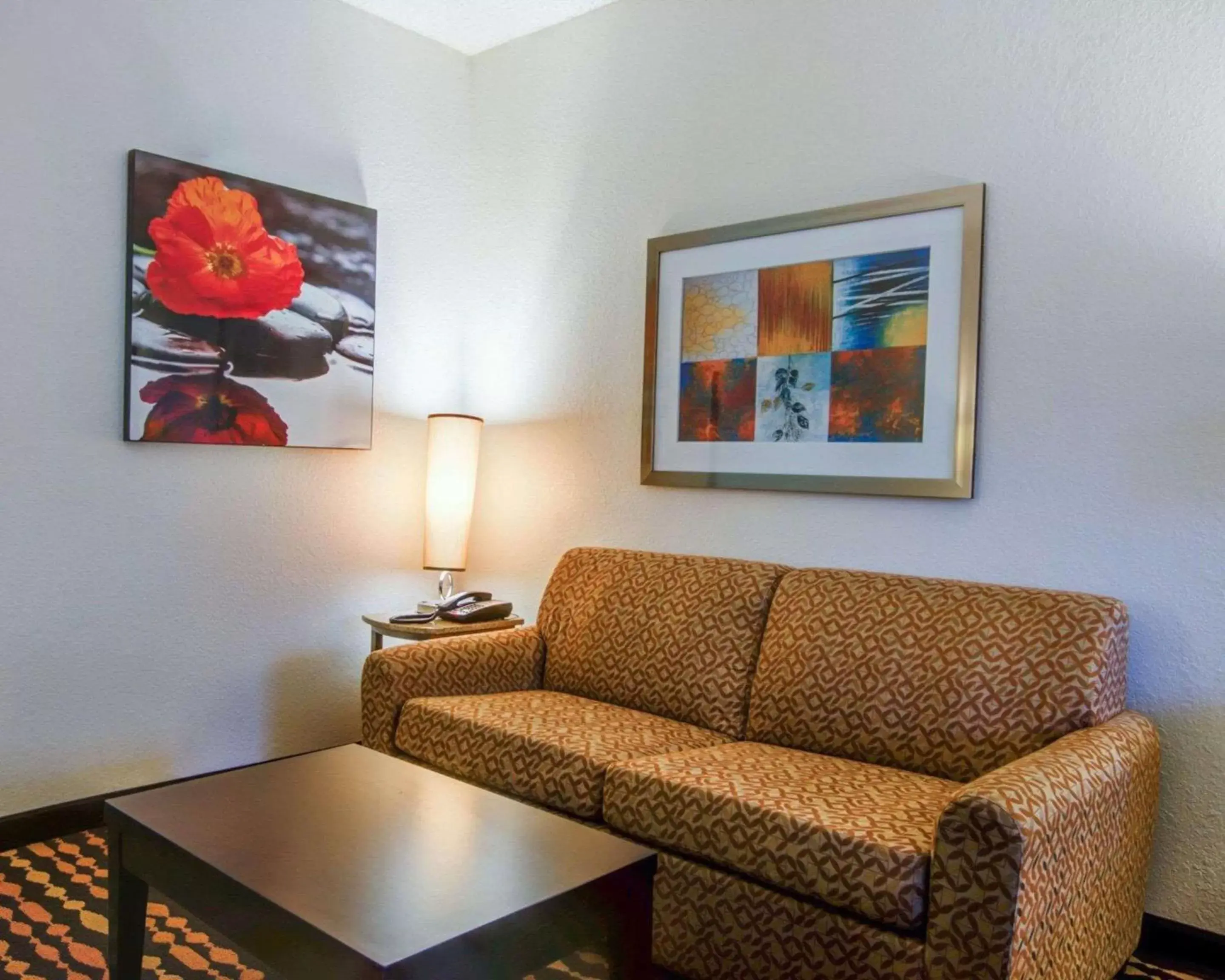 Photo of the whole room, Seating Area in Comfort Suites Northside Hospital Gwinnett