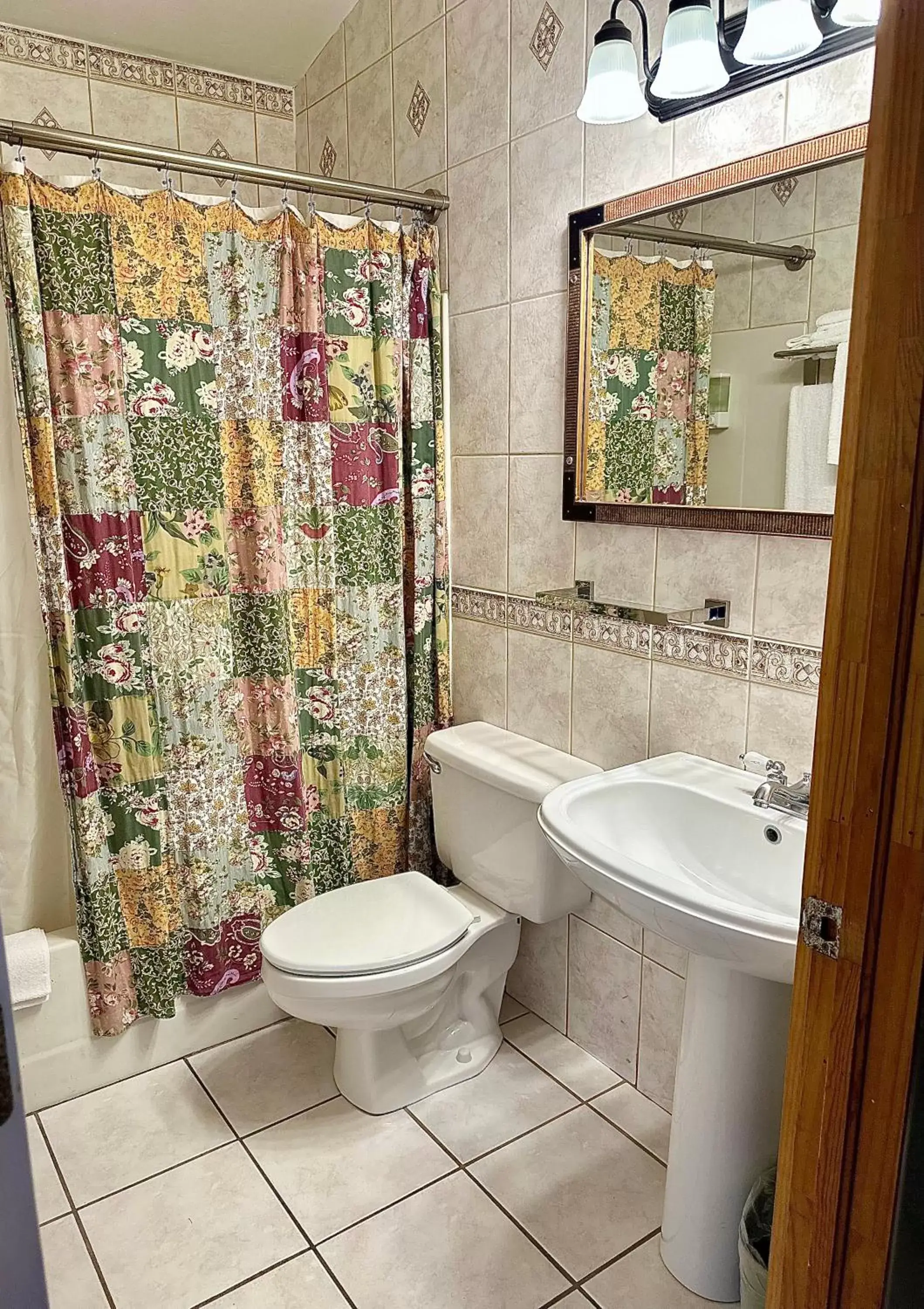 Shower, Bathroom in Buffalo Chip's Ranch House Motel