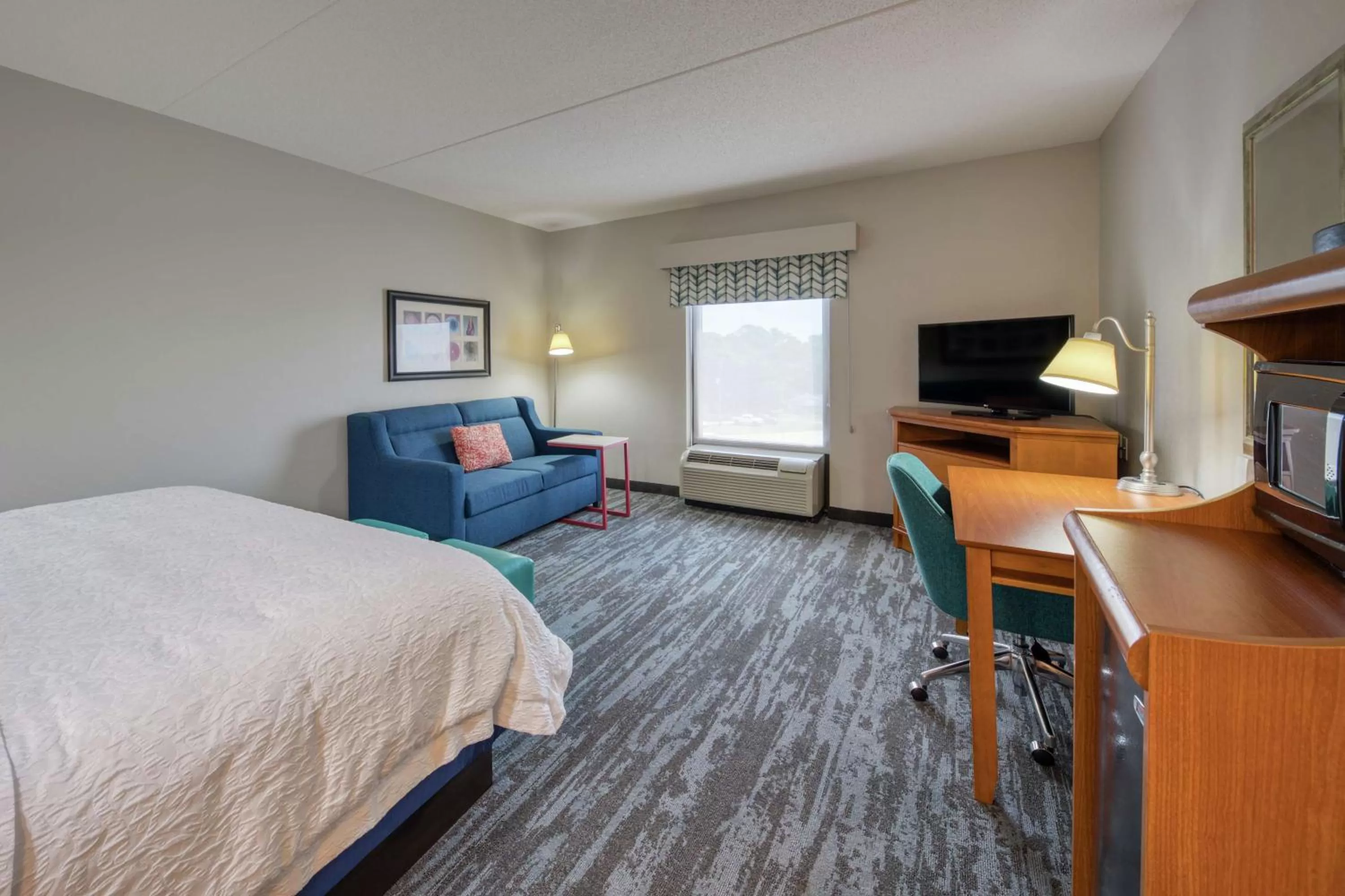 Bedroom, Bed in Hampton Inn Wilmington University Area