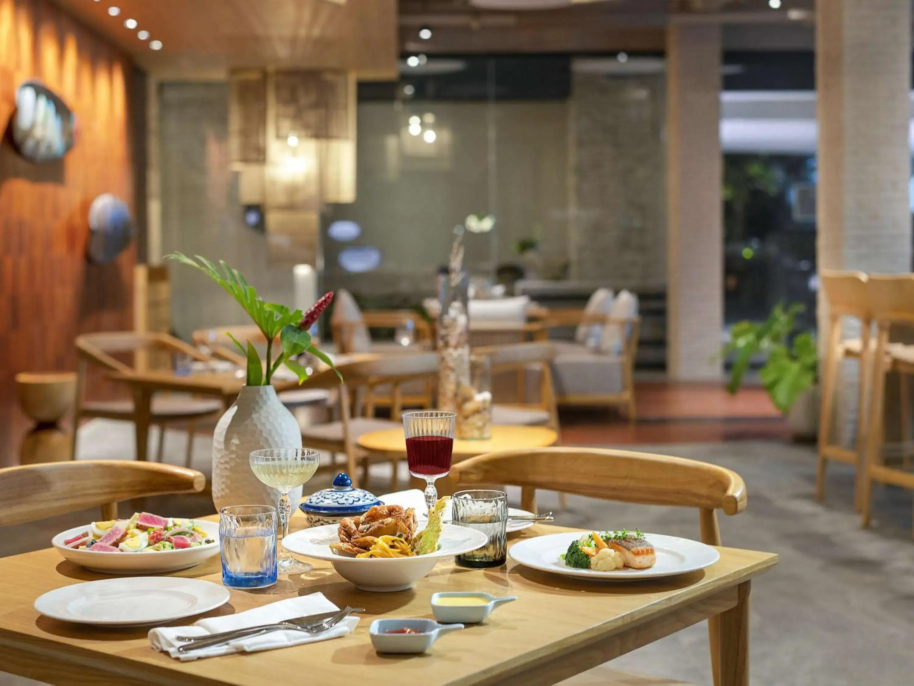 Restaurant/places to eat in Mercure Rayong Lomtalay Villas & Resort