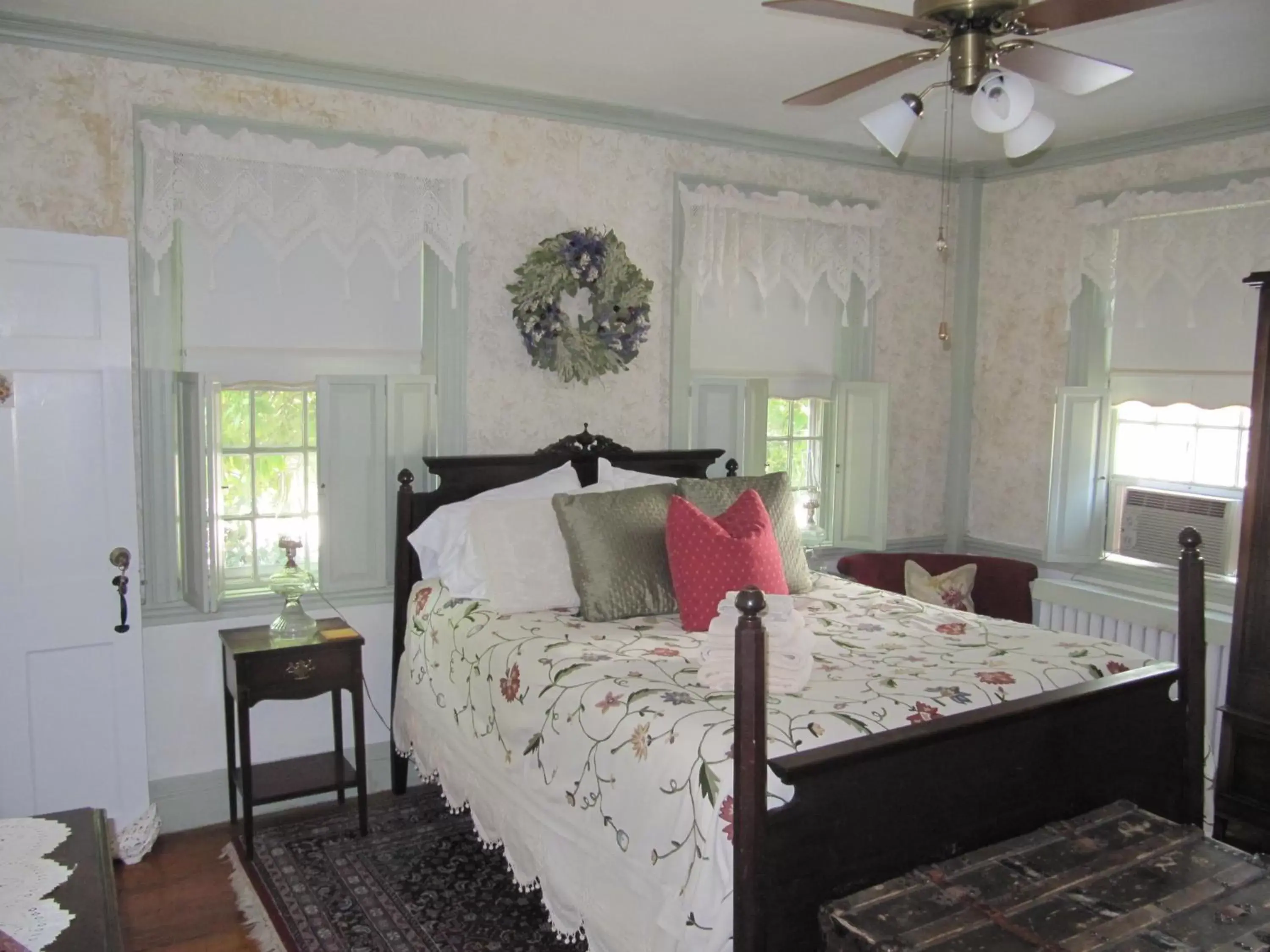 Photo of the whole room, Bed in William's Grant Inn Bed and Breakfast