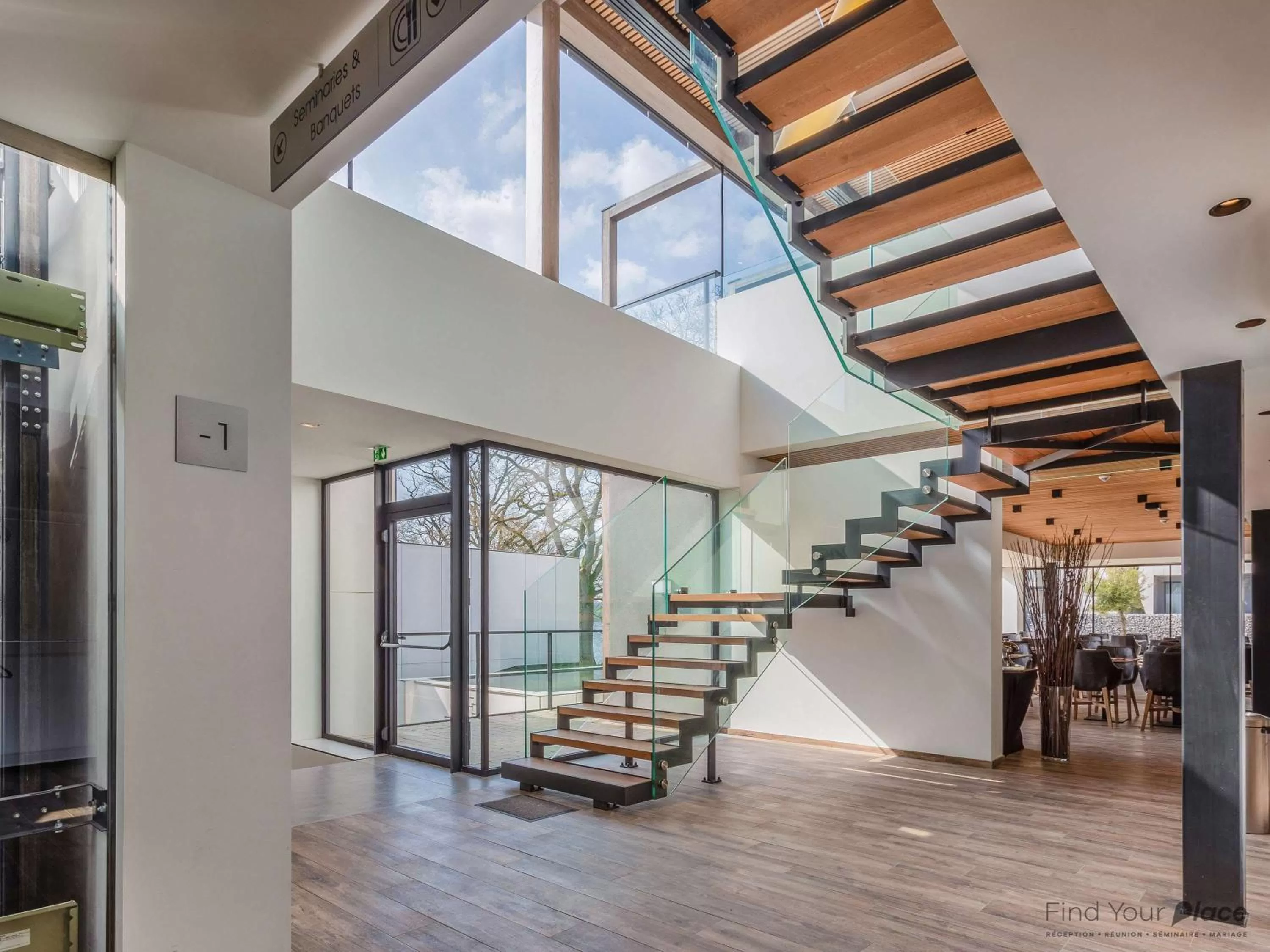 Lobby or reception in Golden Lakes Hotel