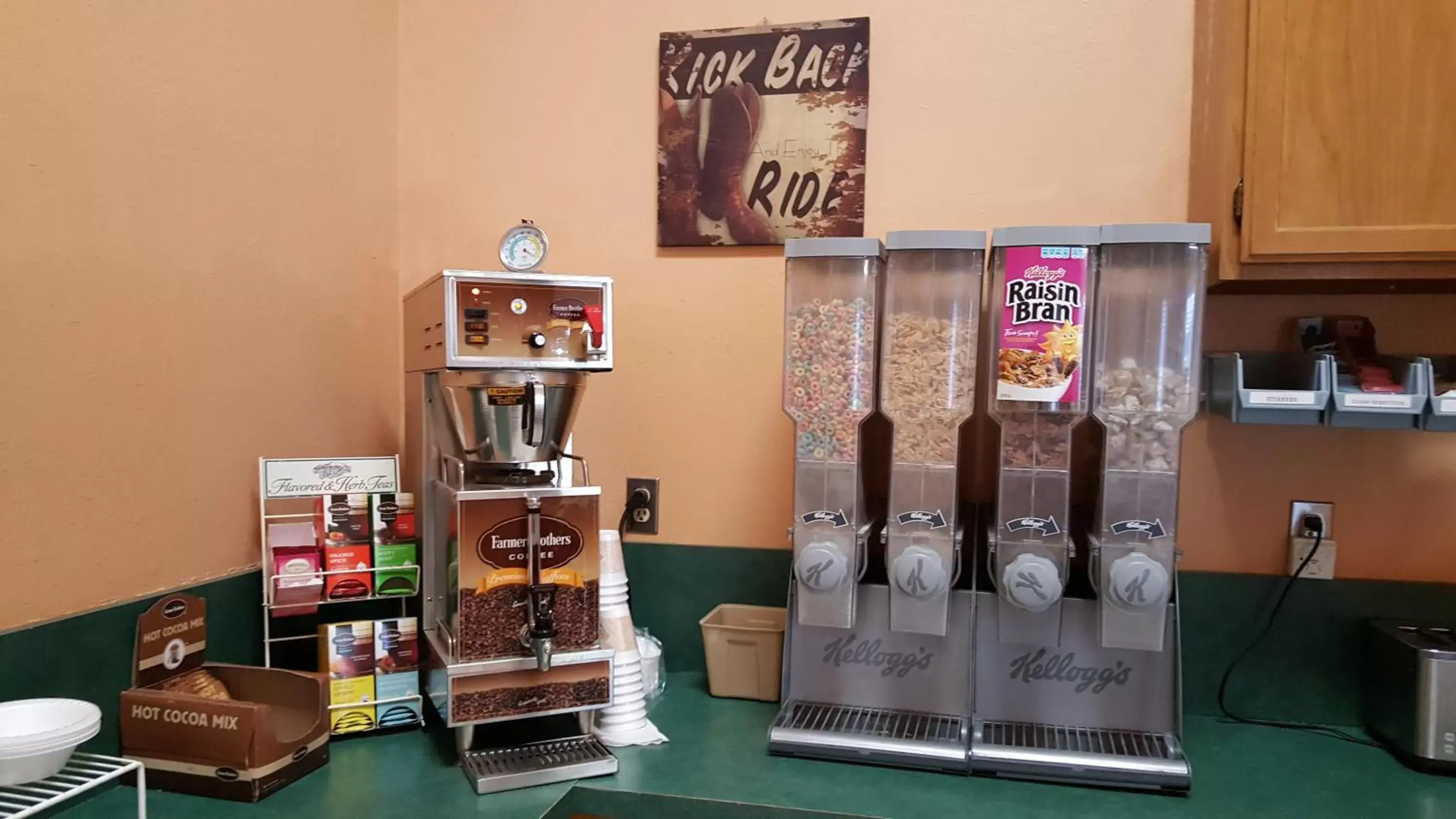 Coffee/tea facilities in Rodeway Inn Gateway to Medora T-Roosevelt & Makoshika State Park