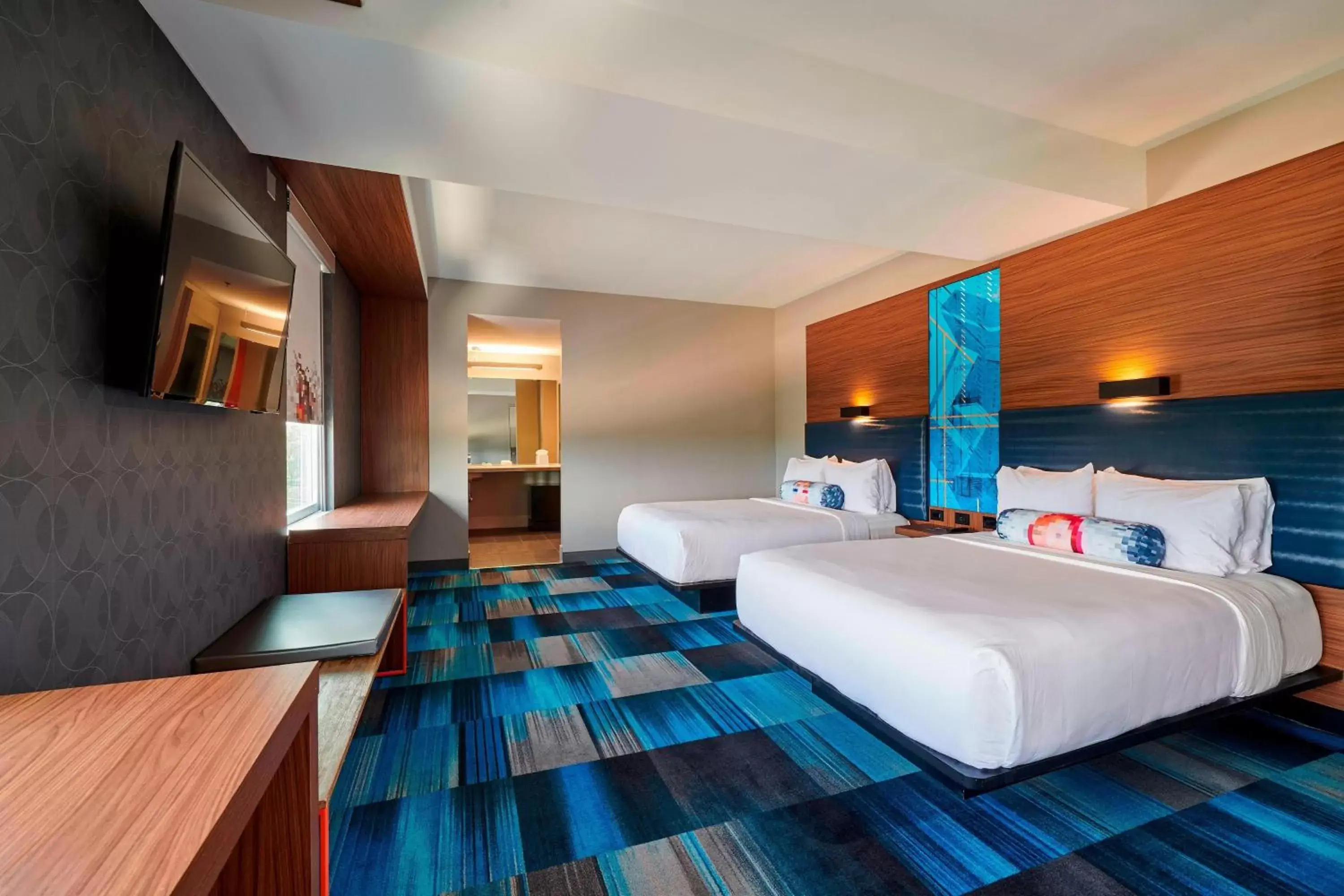 Photo of the whole room, Bed in Aloft Cleveland Airport