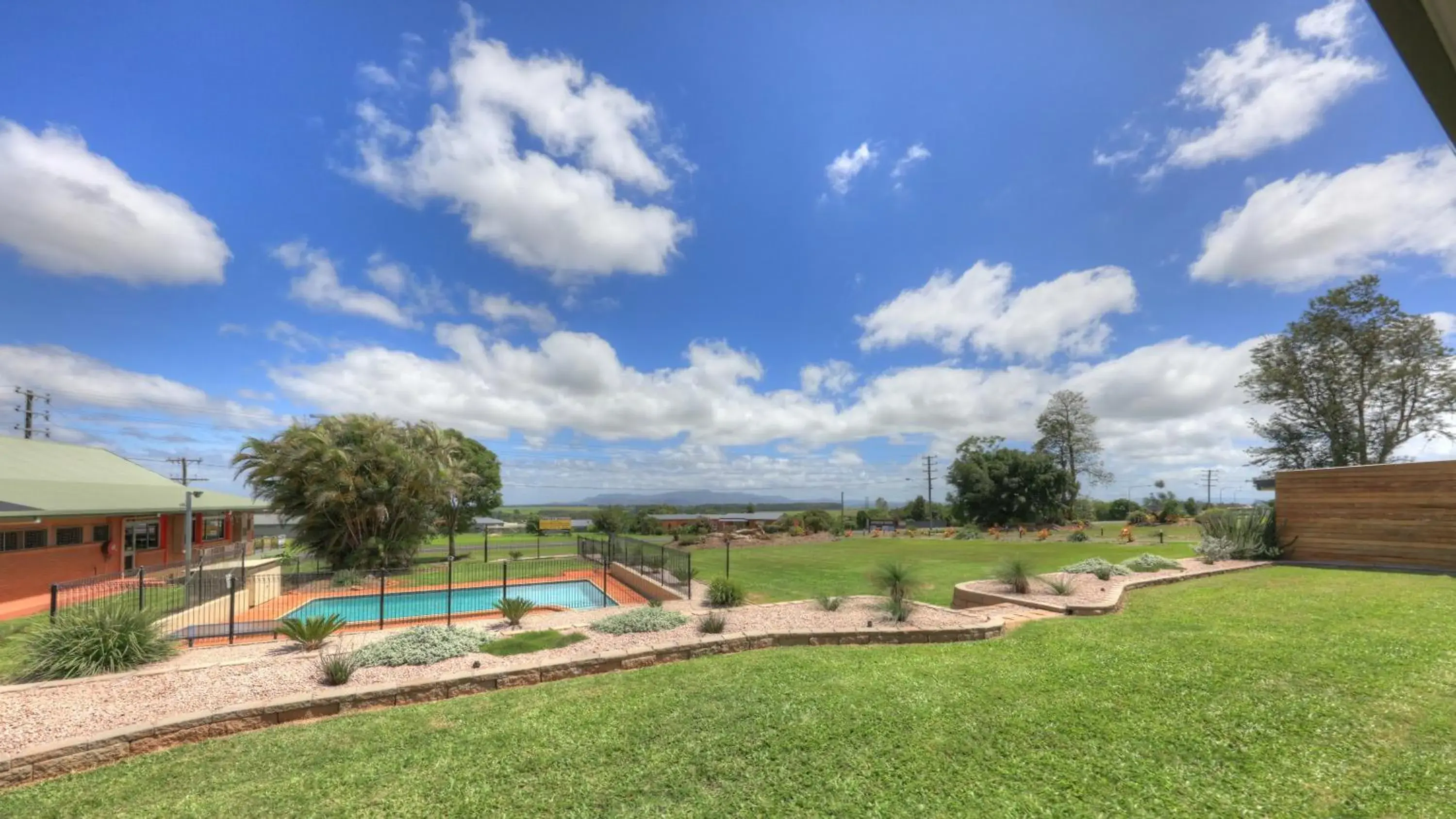 Pool view, Garden in Atherton Motel