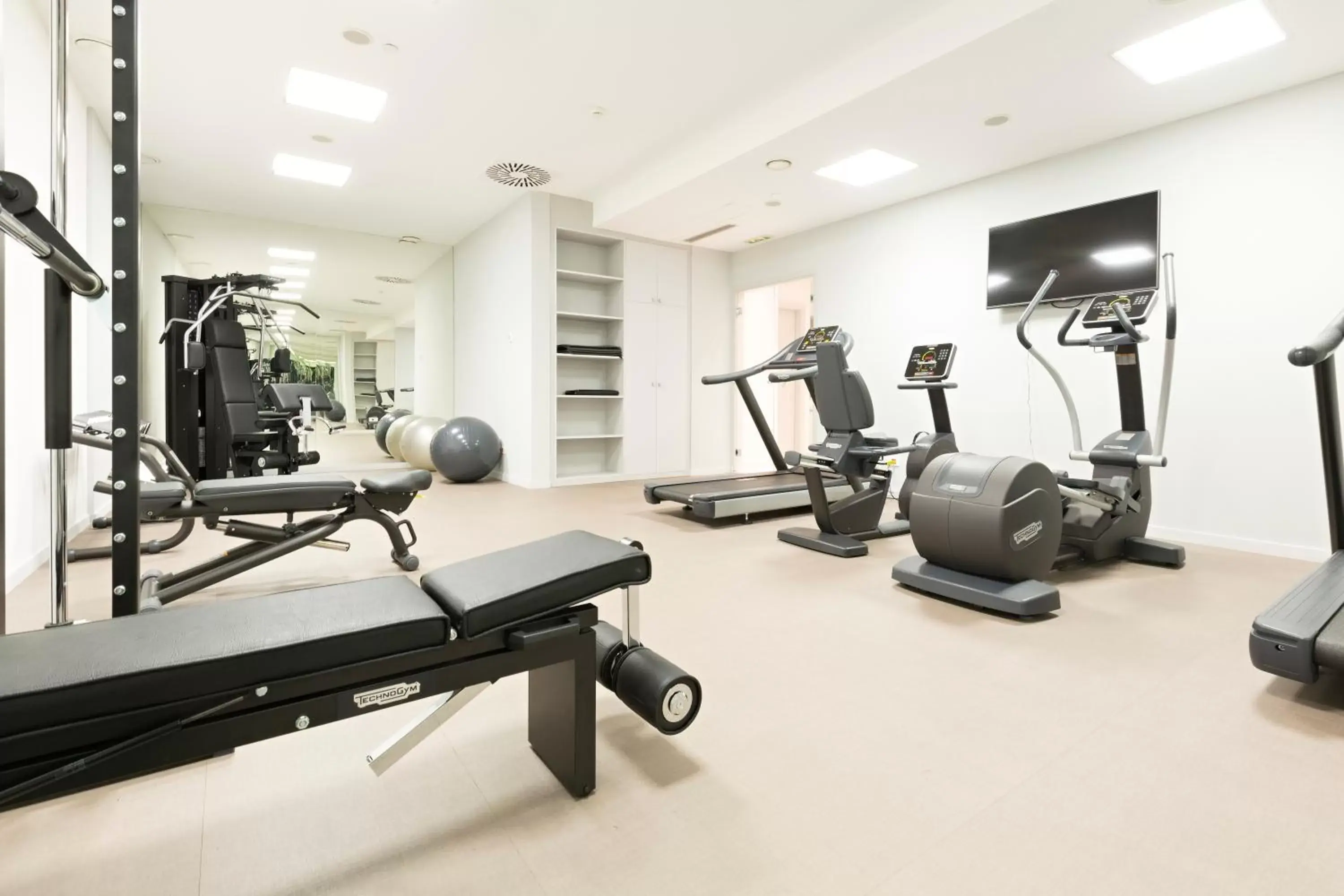 Fitness centre/facilities, Fitness Center/Facilities in Envoy Hotel