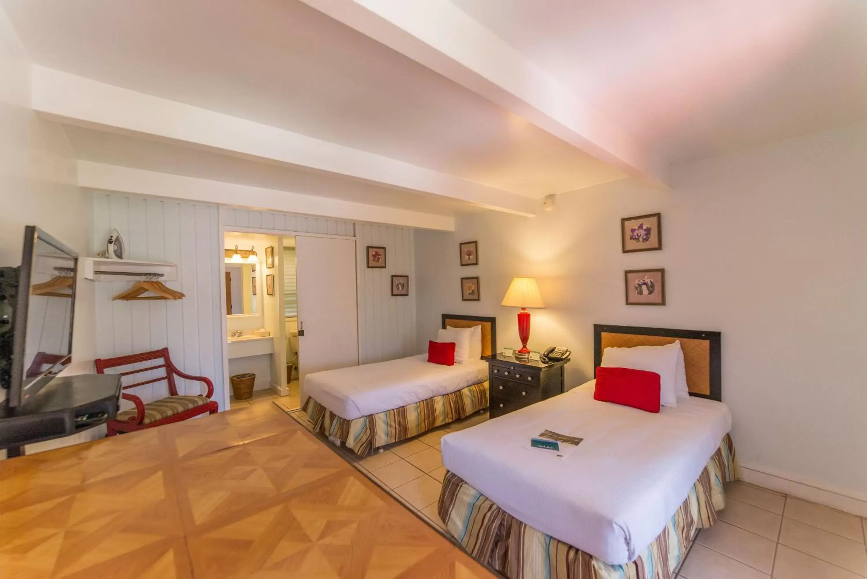 Garden view, Bed in Hotel Moloka'i Garden view, Bed in Hotel Moloka'i