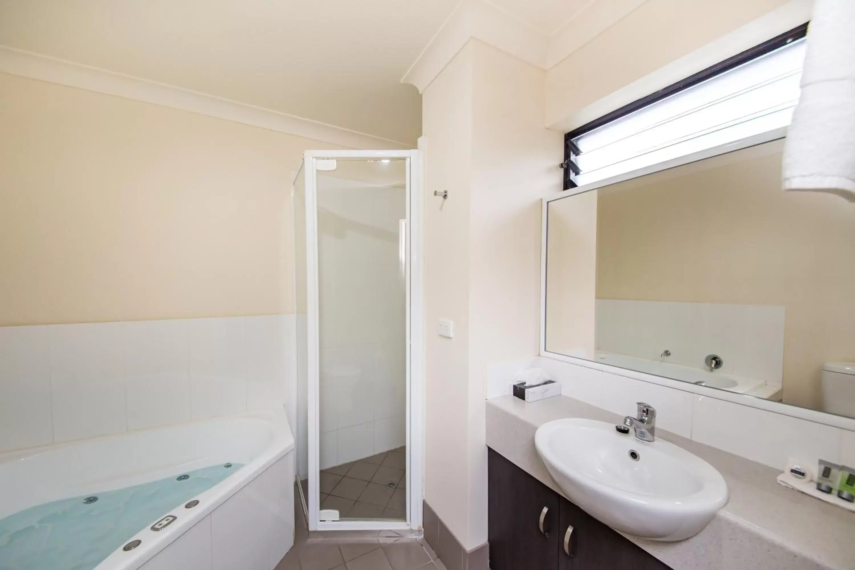 Bathroom in Dalby Fairway Motor Inn